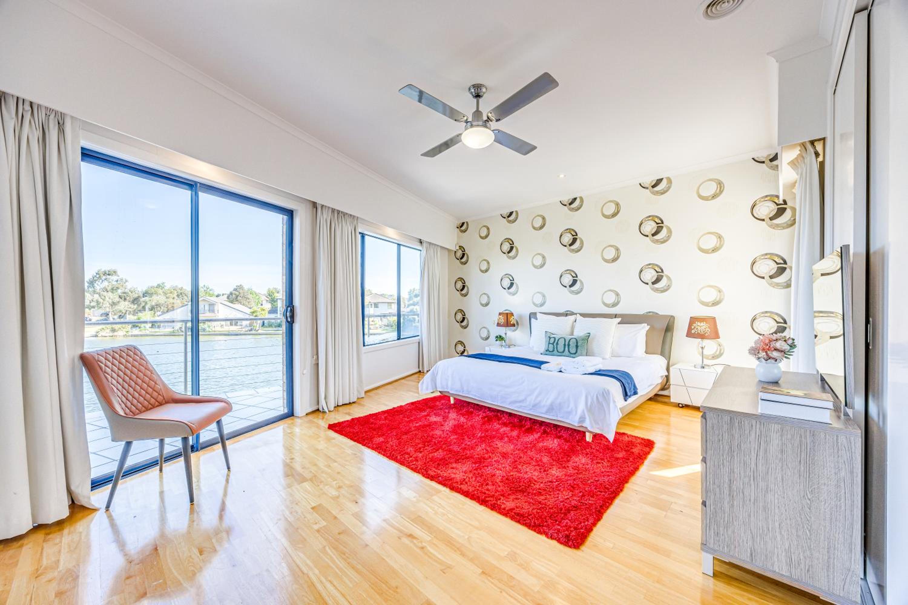 StayAU 6BR Deluxe Lakeview House Point Cook