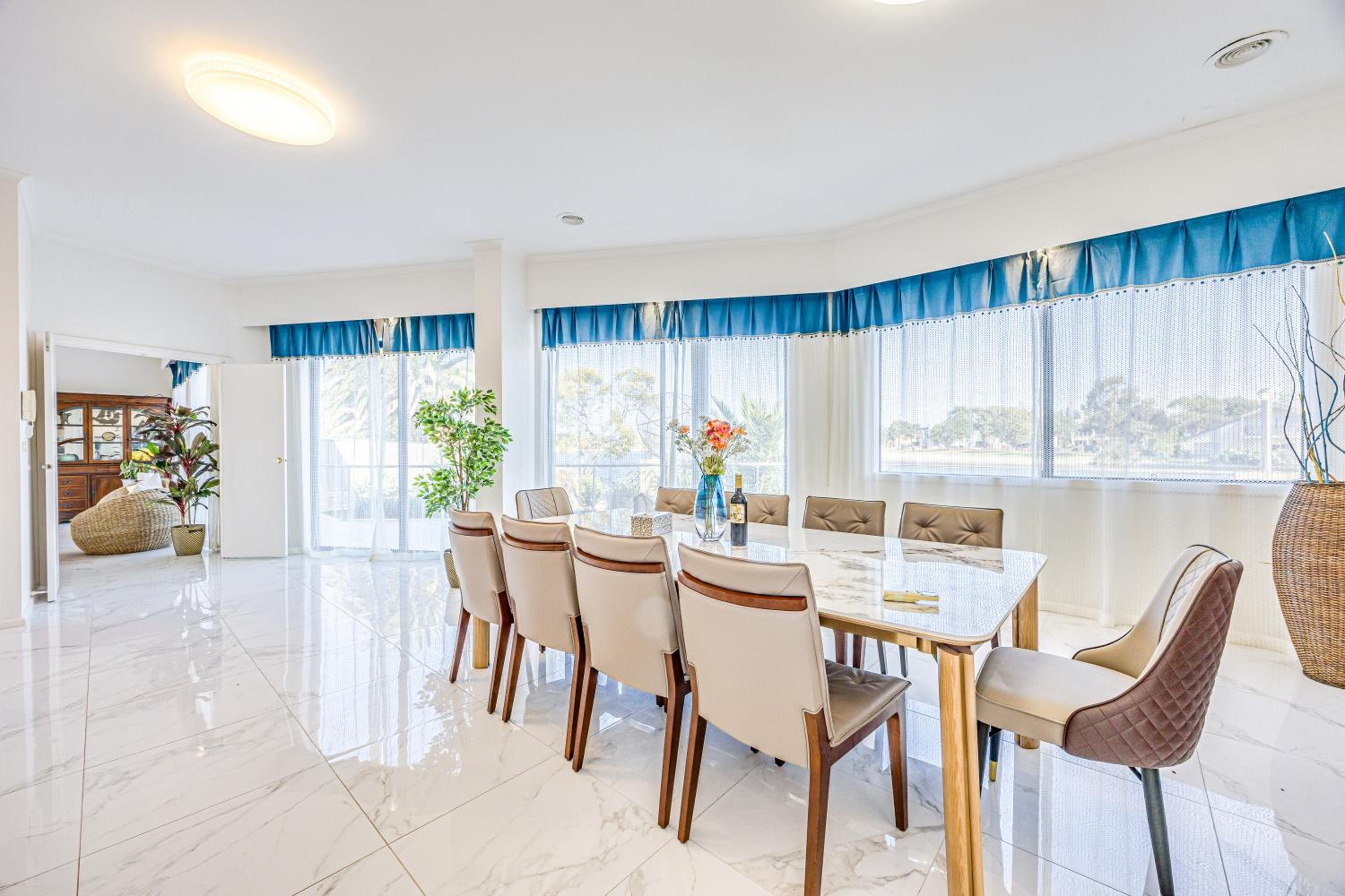 StayAU 6BR Deluxe Lakeview House Point Cook