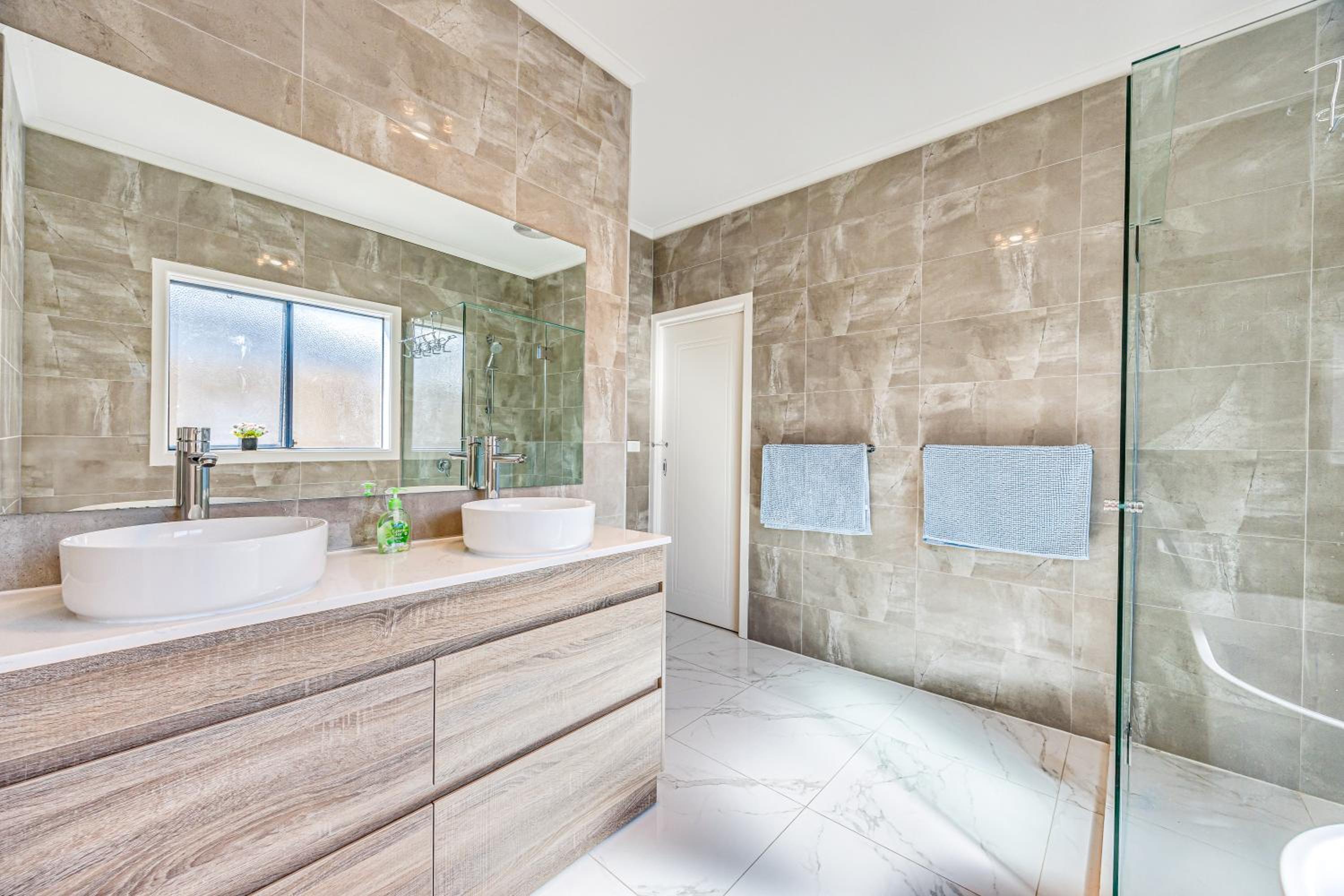 StayAU 6BR Deluxe Lakeview House Point Cook