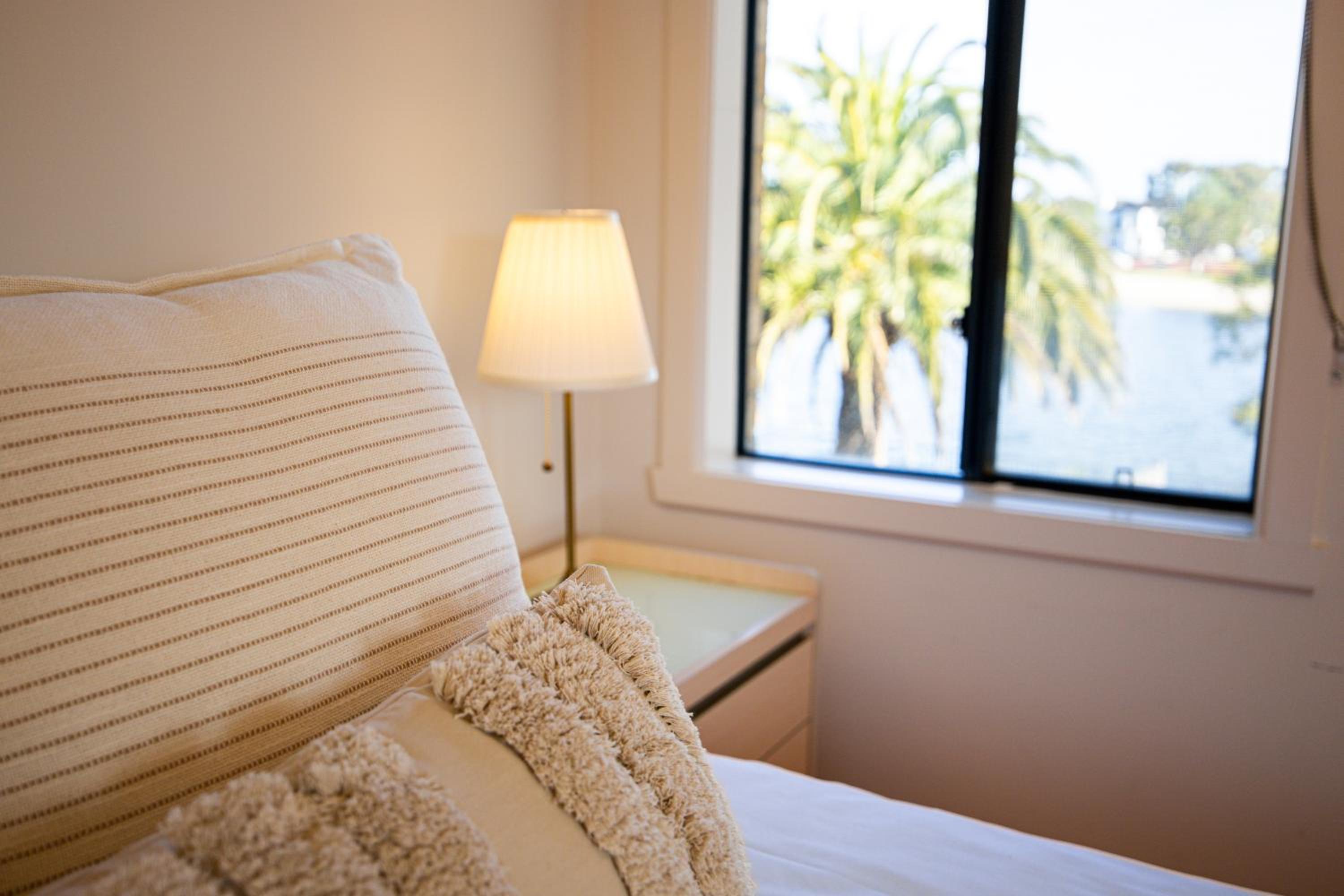 StayAU 6BR Deluxe Lakeview House Point Cook