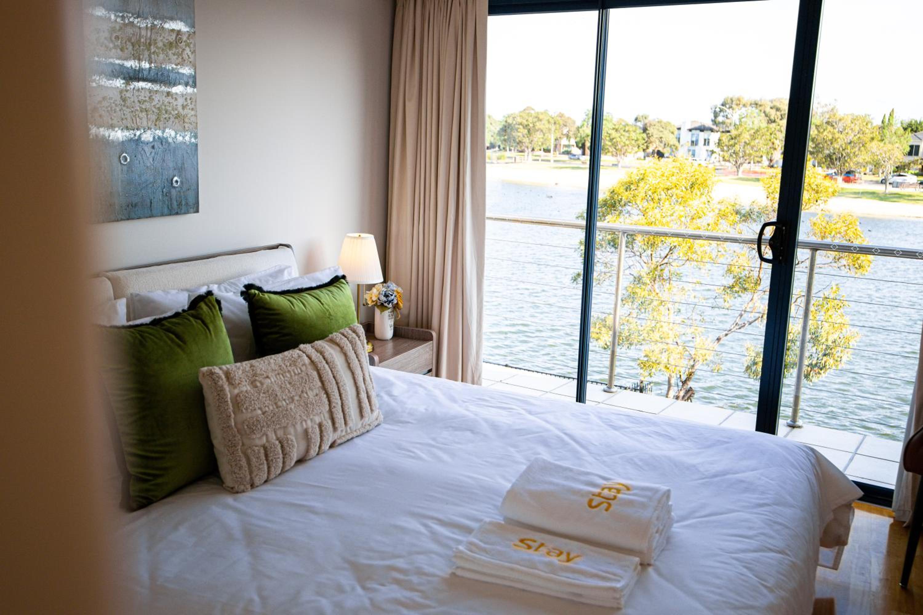 StayAU 6BR Deluxe Lakeview House Point Cook
