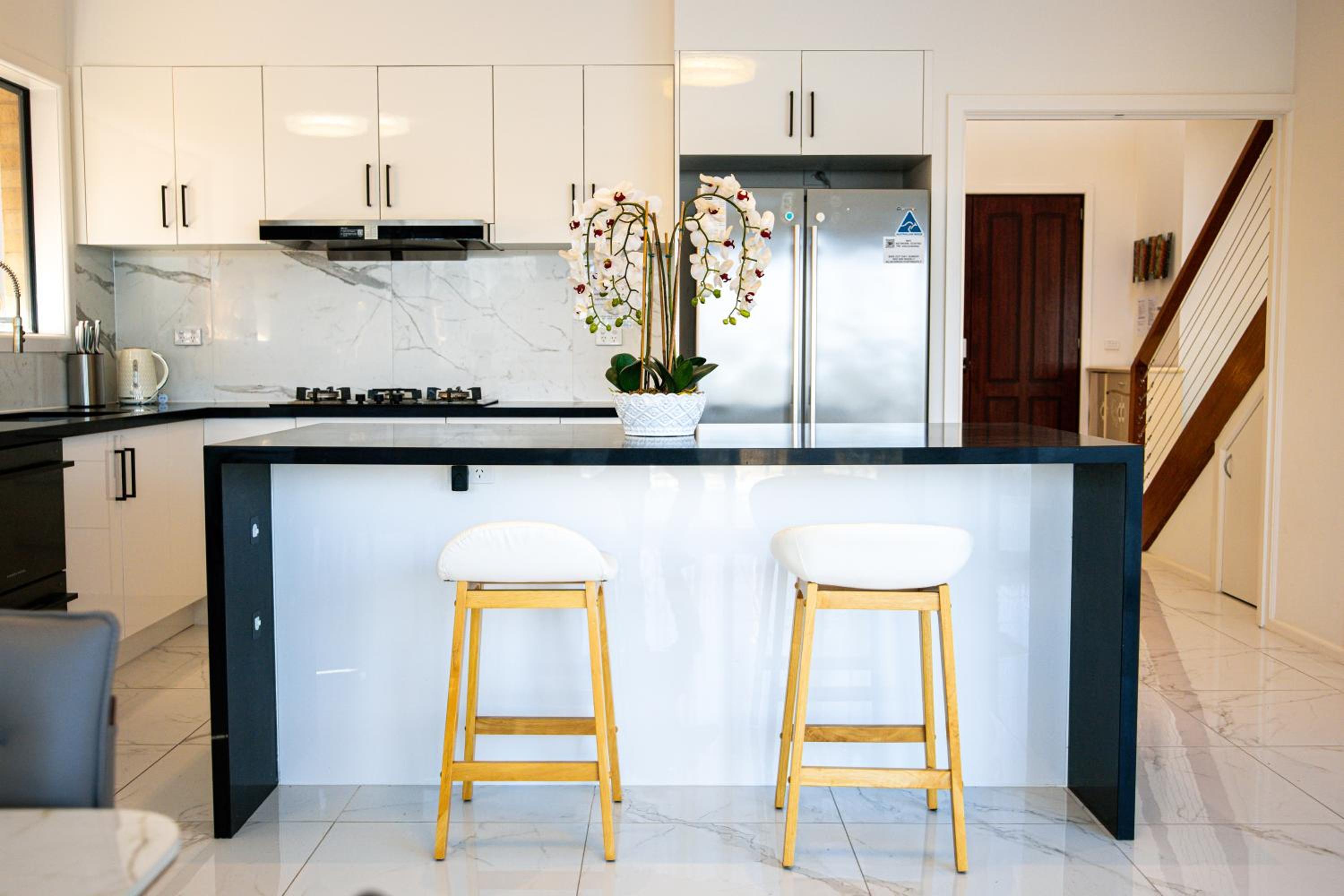 StayAU 6BR Deluxe Lakeview House Point Cook