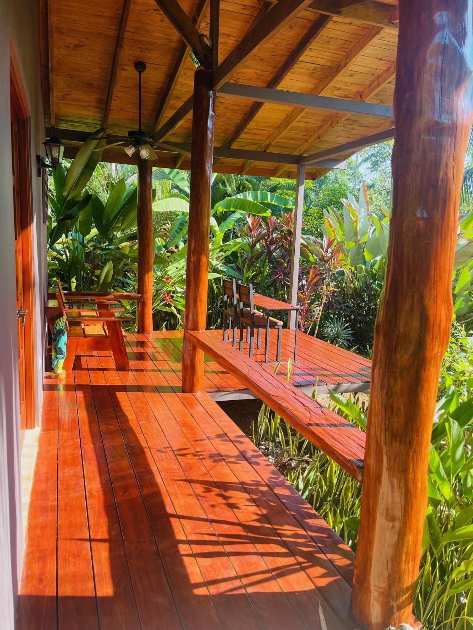 La Rana Deluxe Villa - Riverfront With A Pool