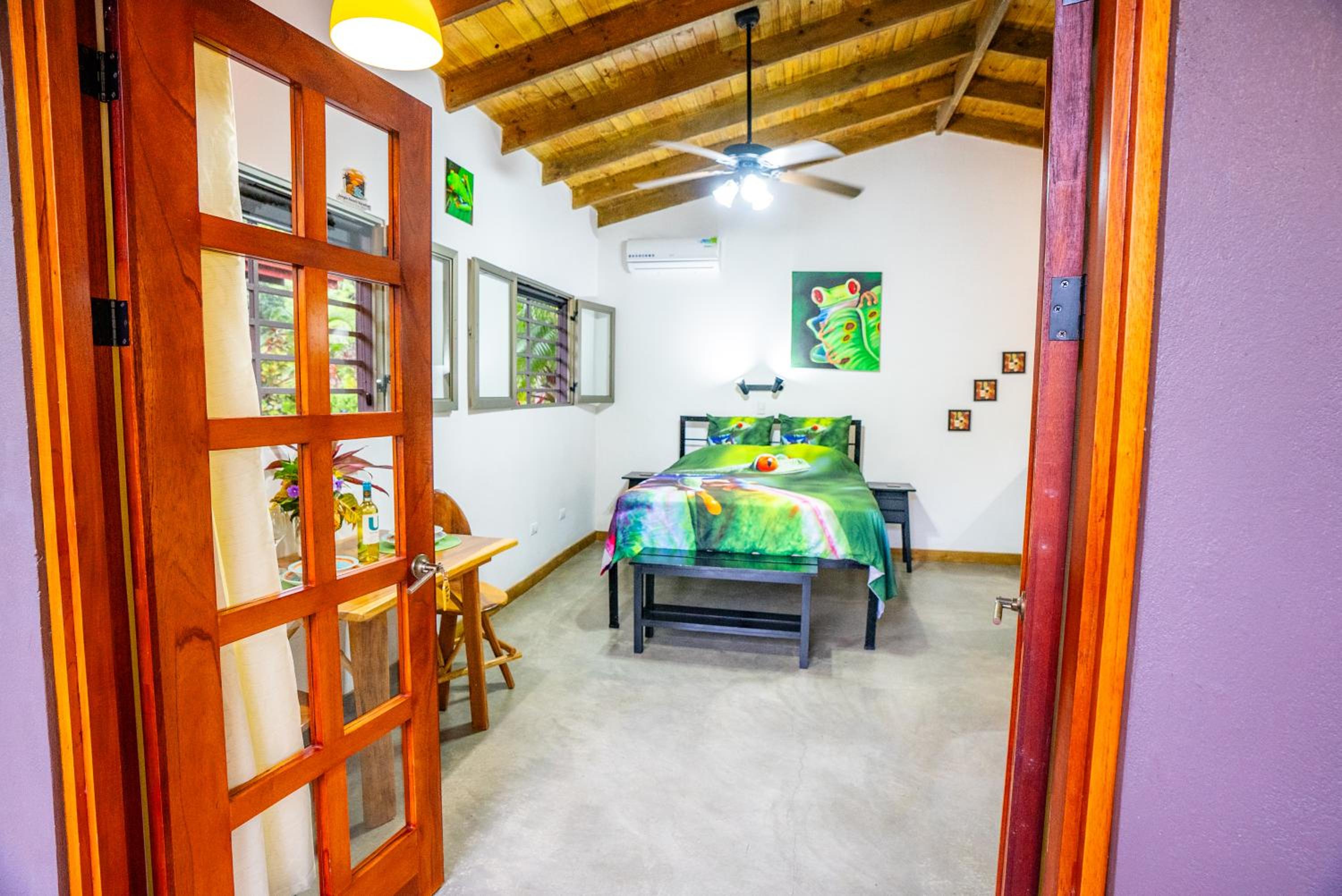 La Rana Deluxe Villa - Riverfront With A Pool