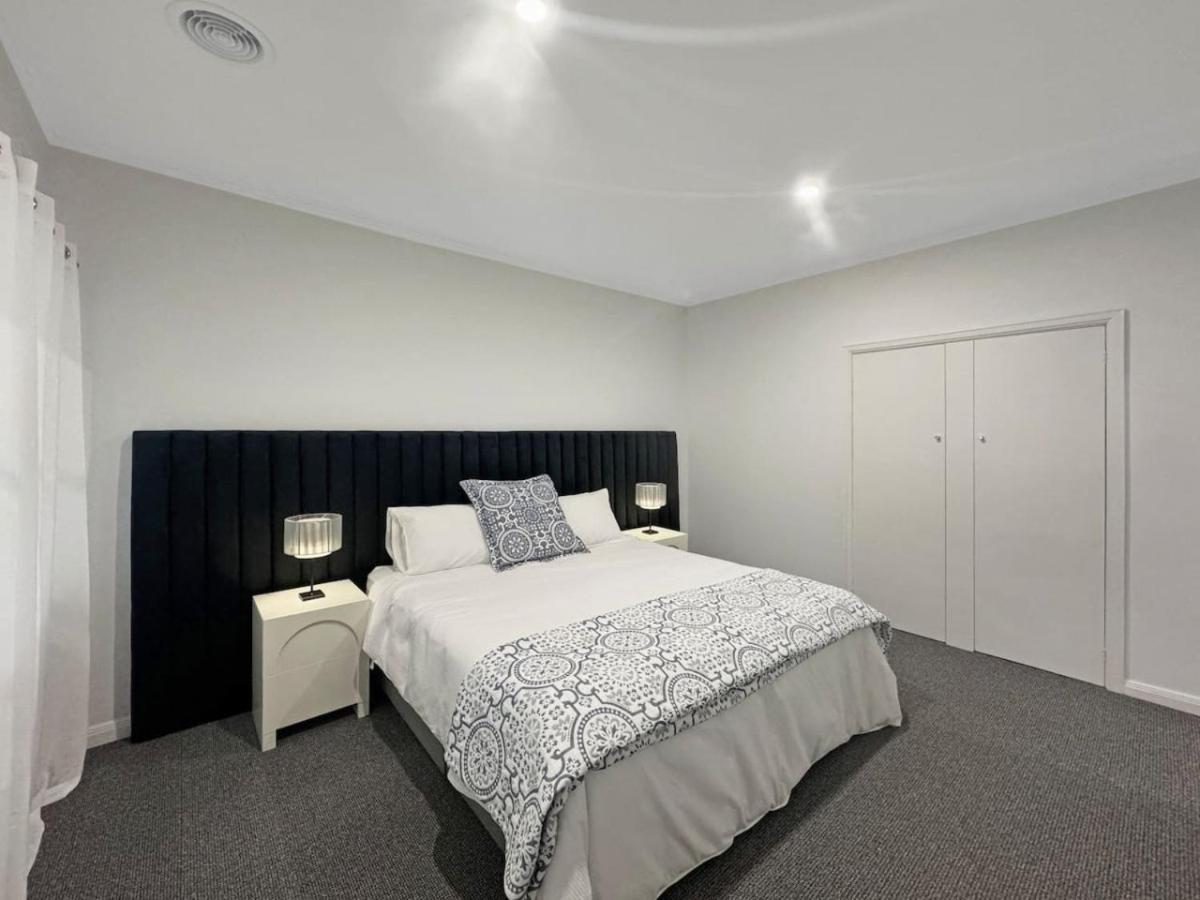 Luxurious Art Deco Abode Opposite Albert Park Lake