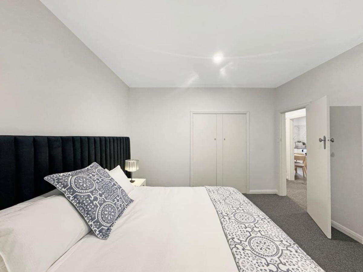 Luxurious Art Deco Abode Opposite Albert Park Lake