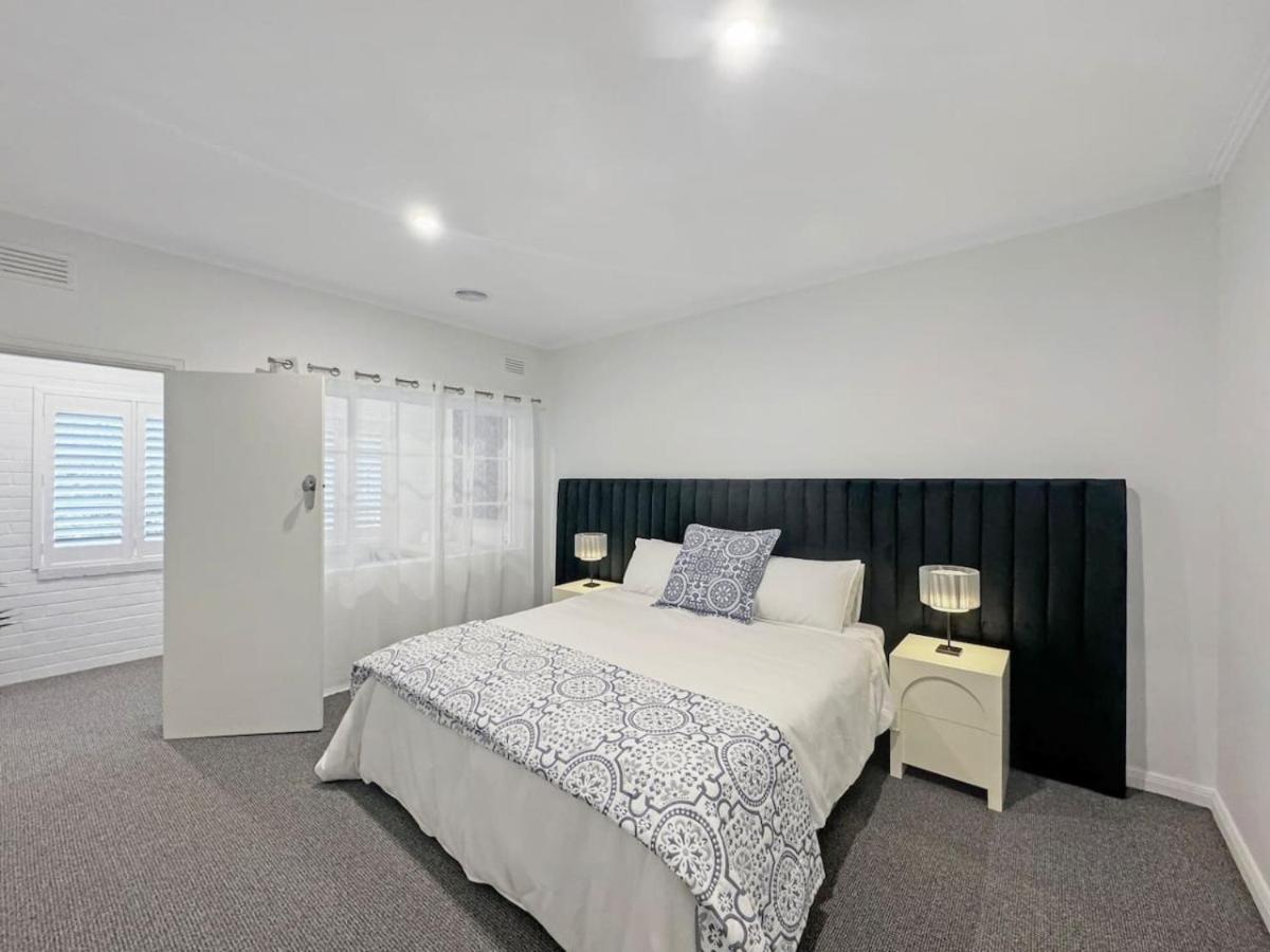 Luxurious Art Deco Abode Opposite Albert Park Lake