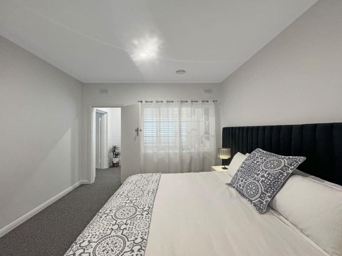 Luxurious Art Deco Abode Opposite Albert Park Lake
