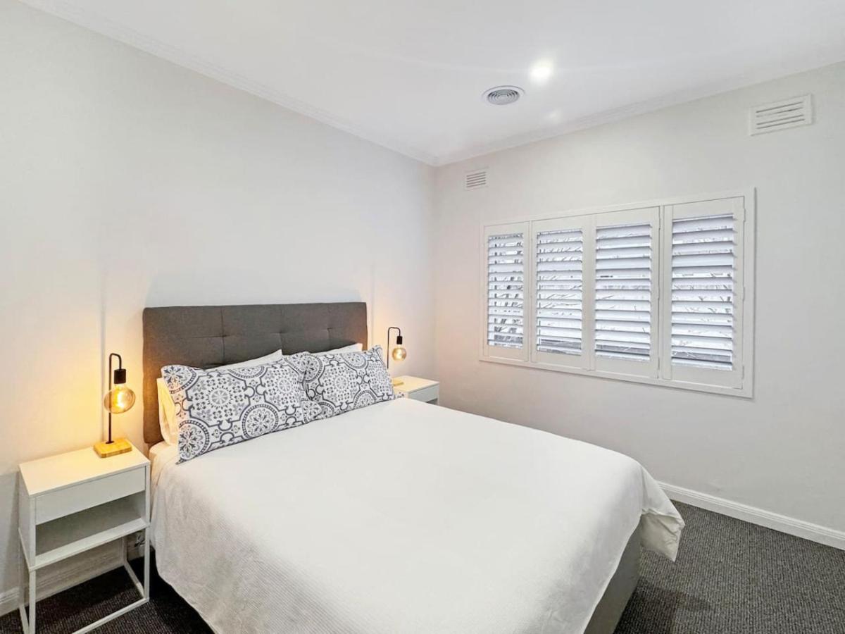 Luxurious Art Deco Abode Opposite Albert Park Lake