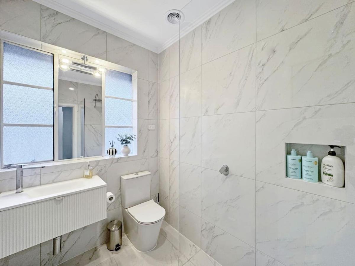 Luxurious Art Deco Abode Opposite Albert Park Lake