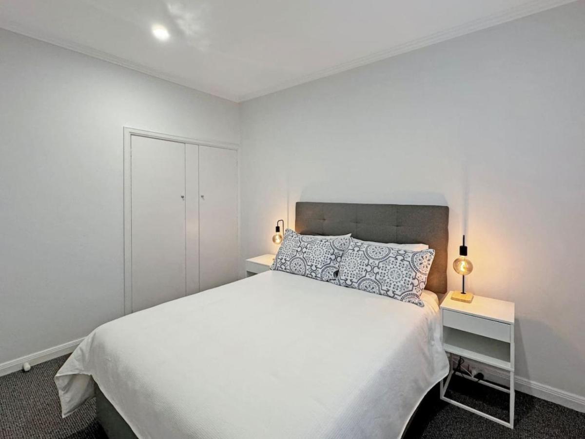Luxurious Art Deco Abode Opposite Albert Park Lake