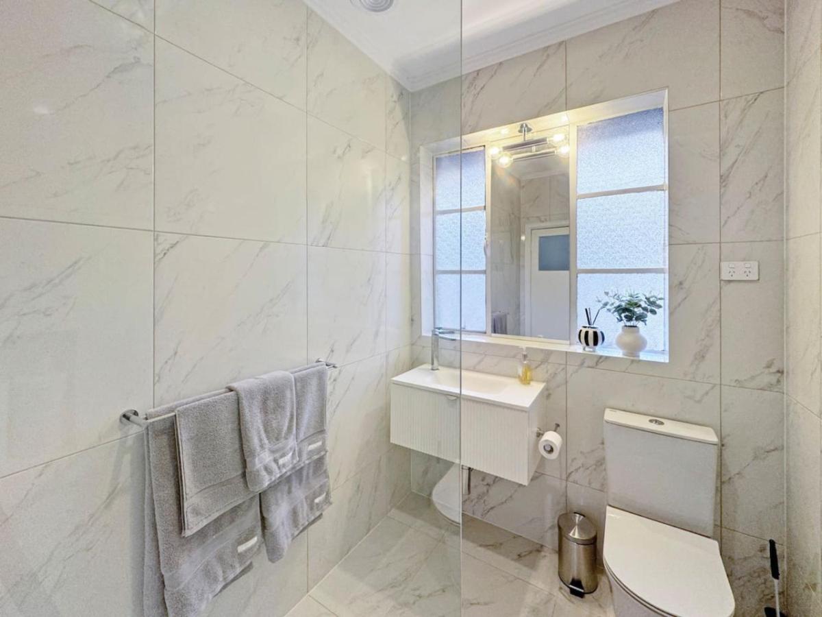 Luxurious Art Deco Abode Opposite Albert Park Lake