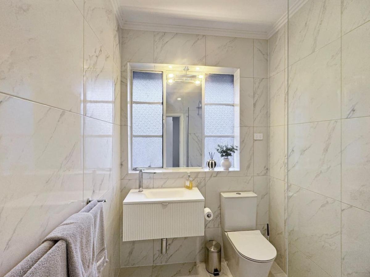 Luxurious Art Deco Abode Opposite Albert Park Lake
