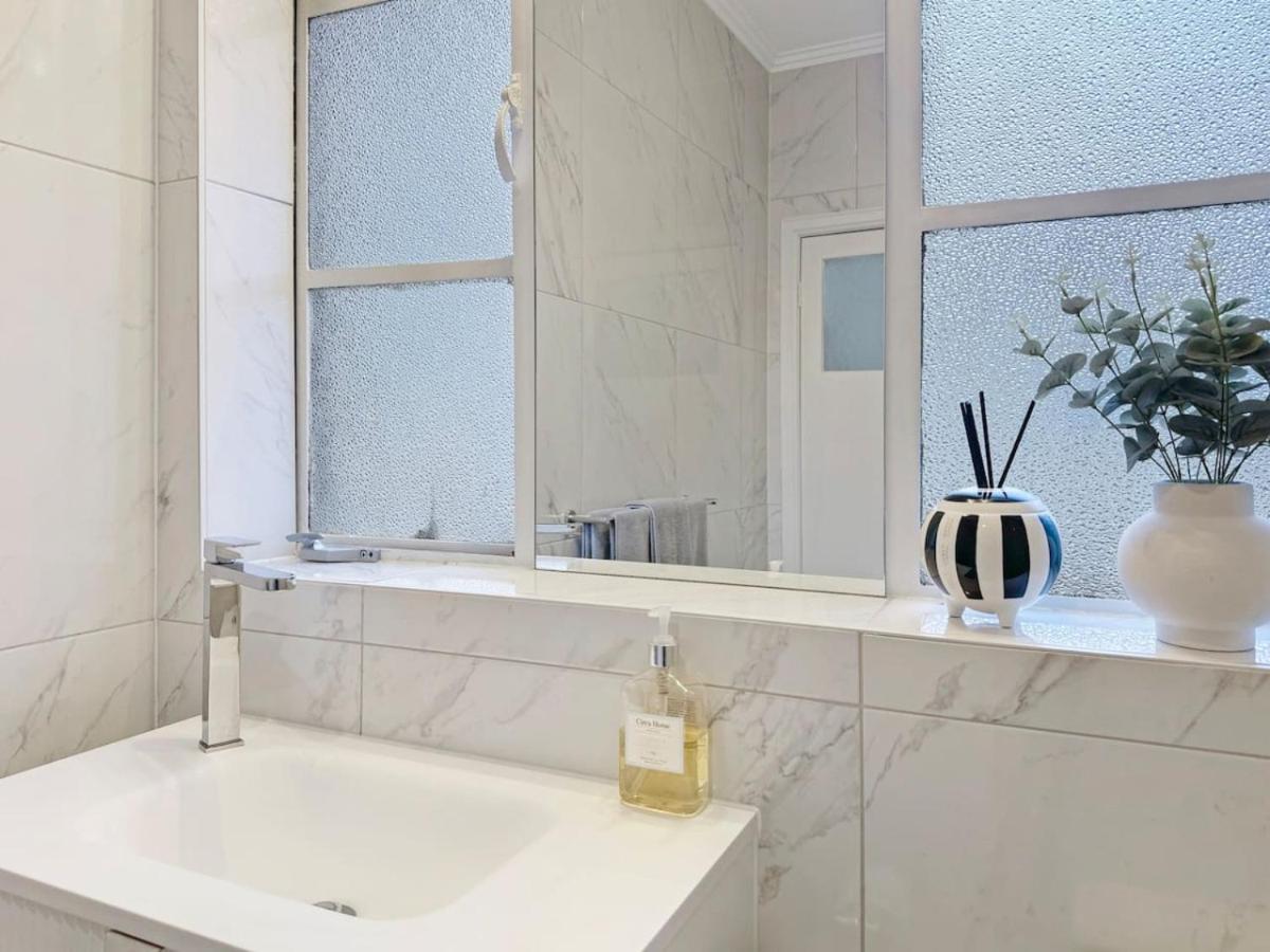 Luxurious Art Deco Abode Opposite Albert Park Lake