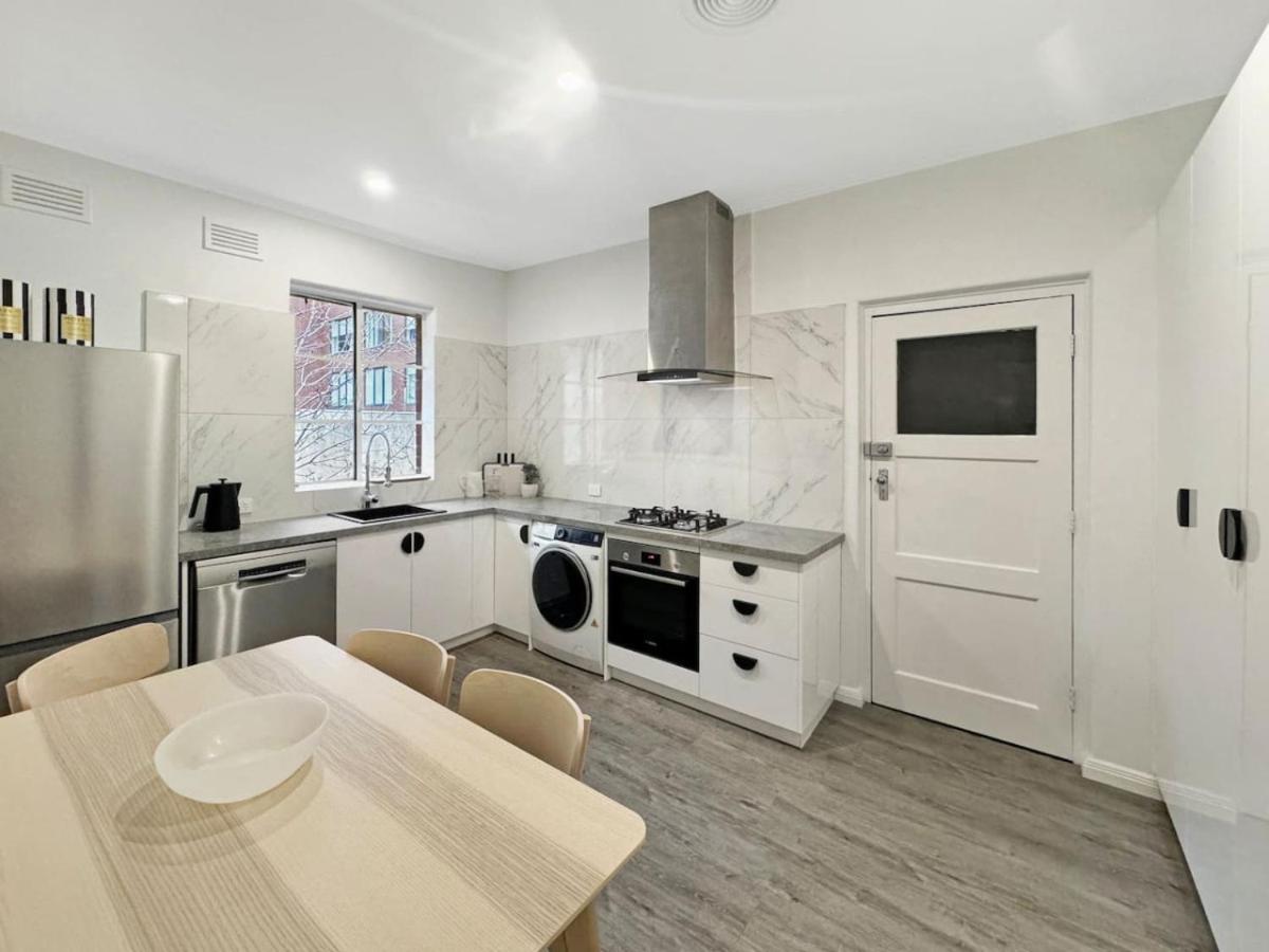 Luxurious Art Deco Abode Opposite Albert Park Lake