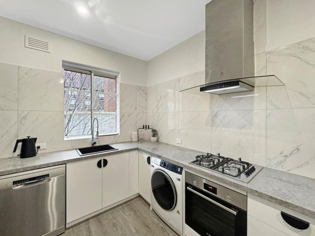 Luxurious Art Deco Abode Opposite Albert Park Lake