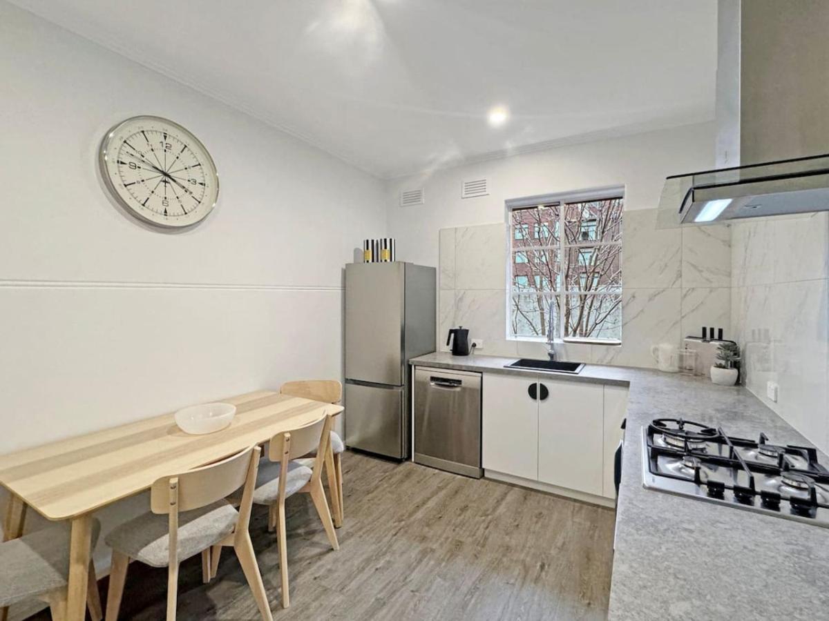 Luxurious Art Deco Abode Opposite Albert Park Lake