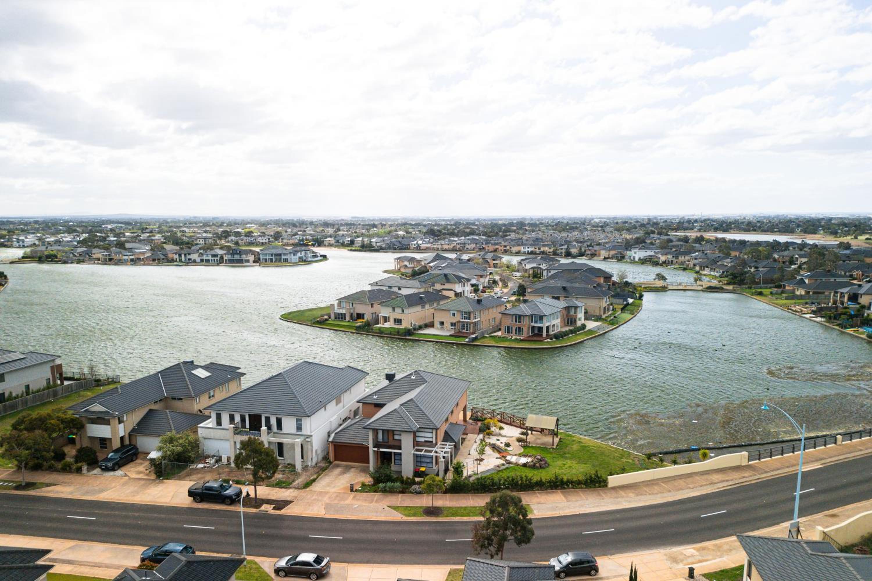 StayAU 5BR Idyllic Lakefront Escape Point Cook