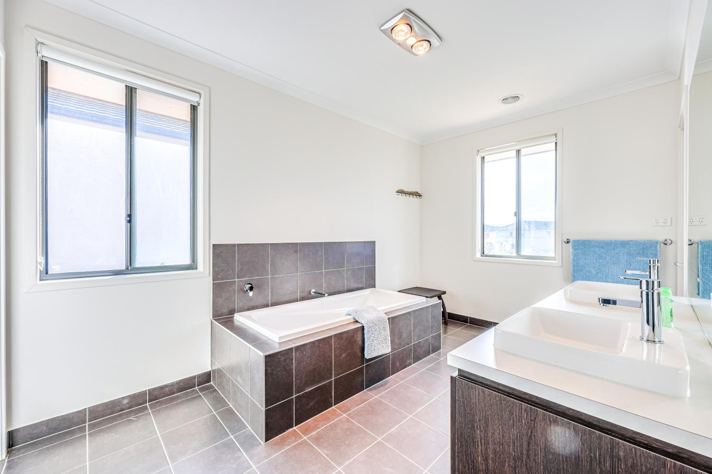 StayAU 5BR Idyllic Lakefront Escape Point Cook