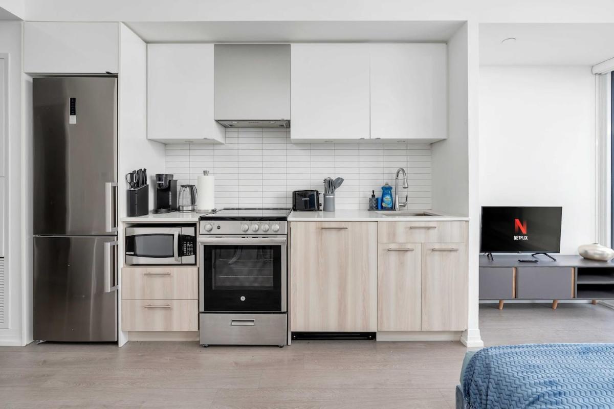 Lively Studio Condo Near Yonge & Dundas