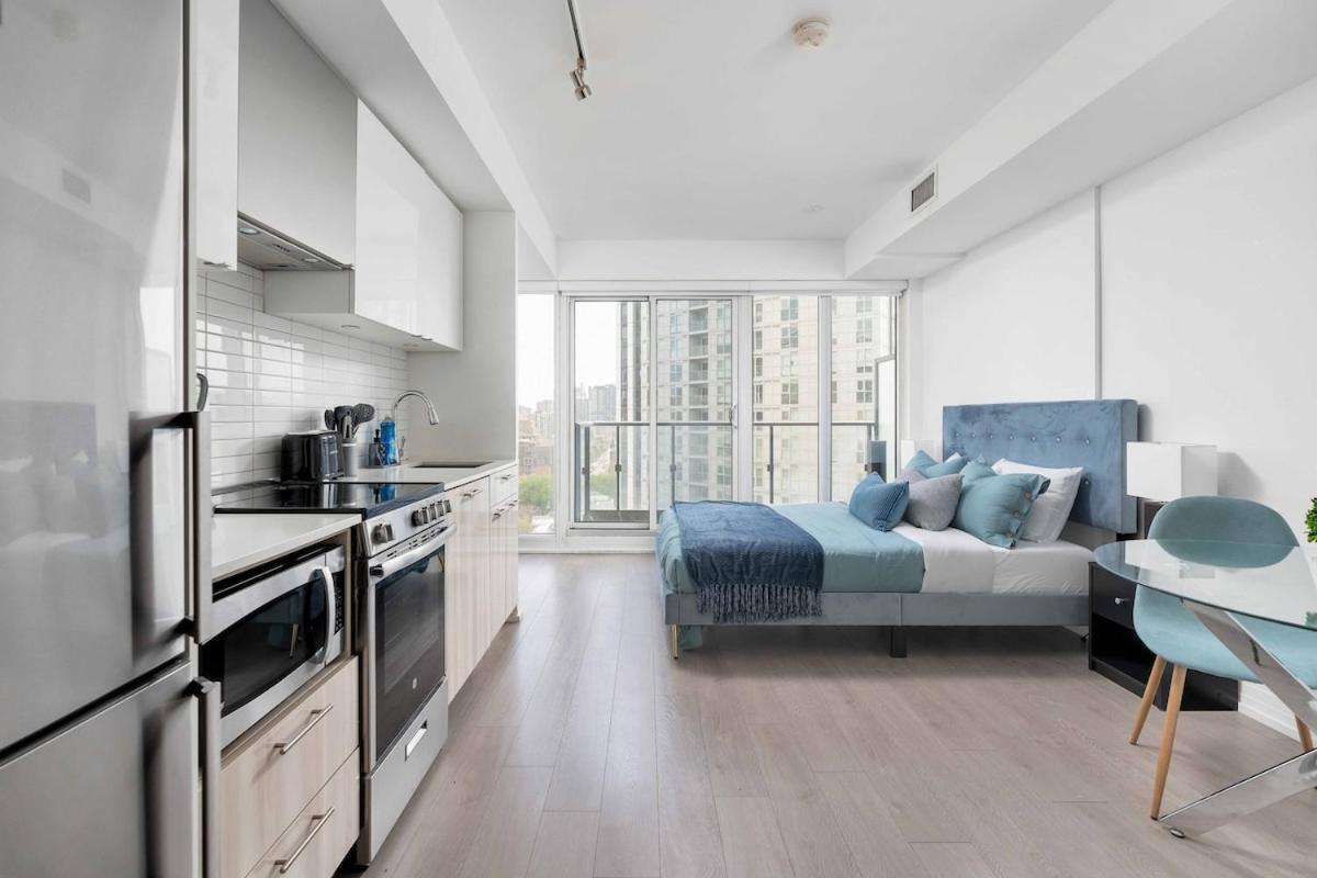 Lively Studio Condo Near Yonge & Dundas