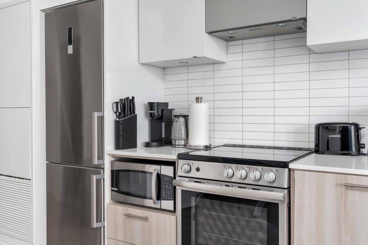 Lively Studio Condo Near Yonge & Dundas