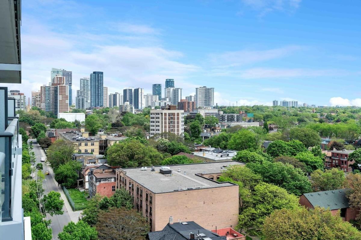 Lively Studio Condo Near Yonge & Dundas