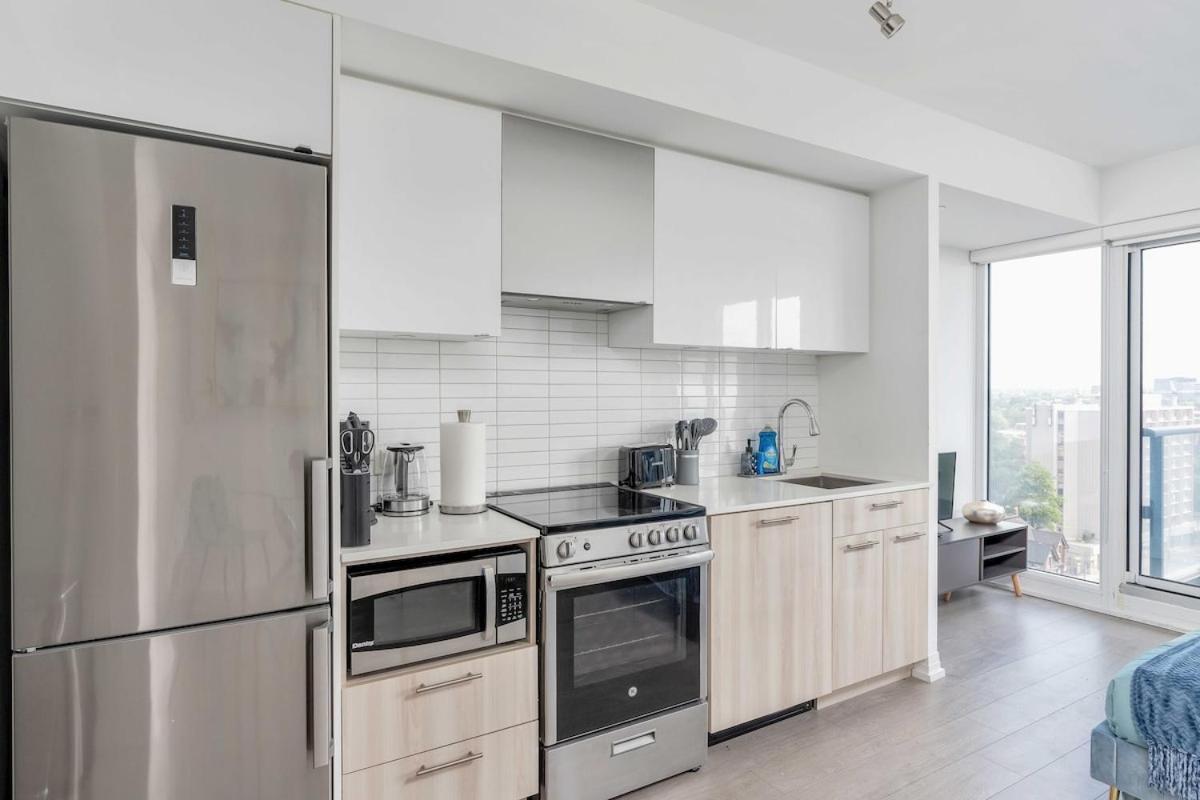 Lively Studio Condo Near Yonge & Dundas