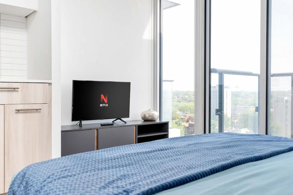 Lively Studio Condo Near Yonge & Dundas