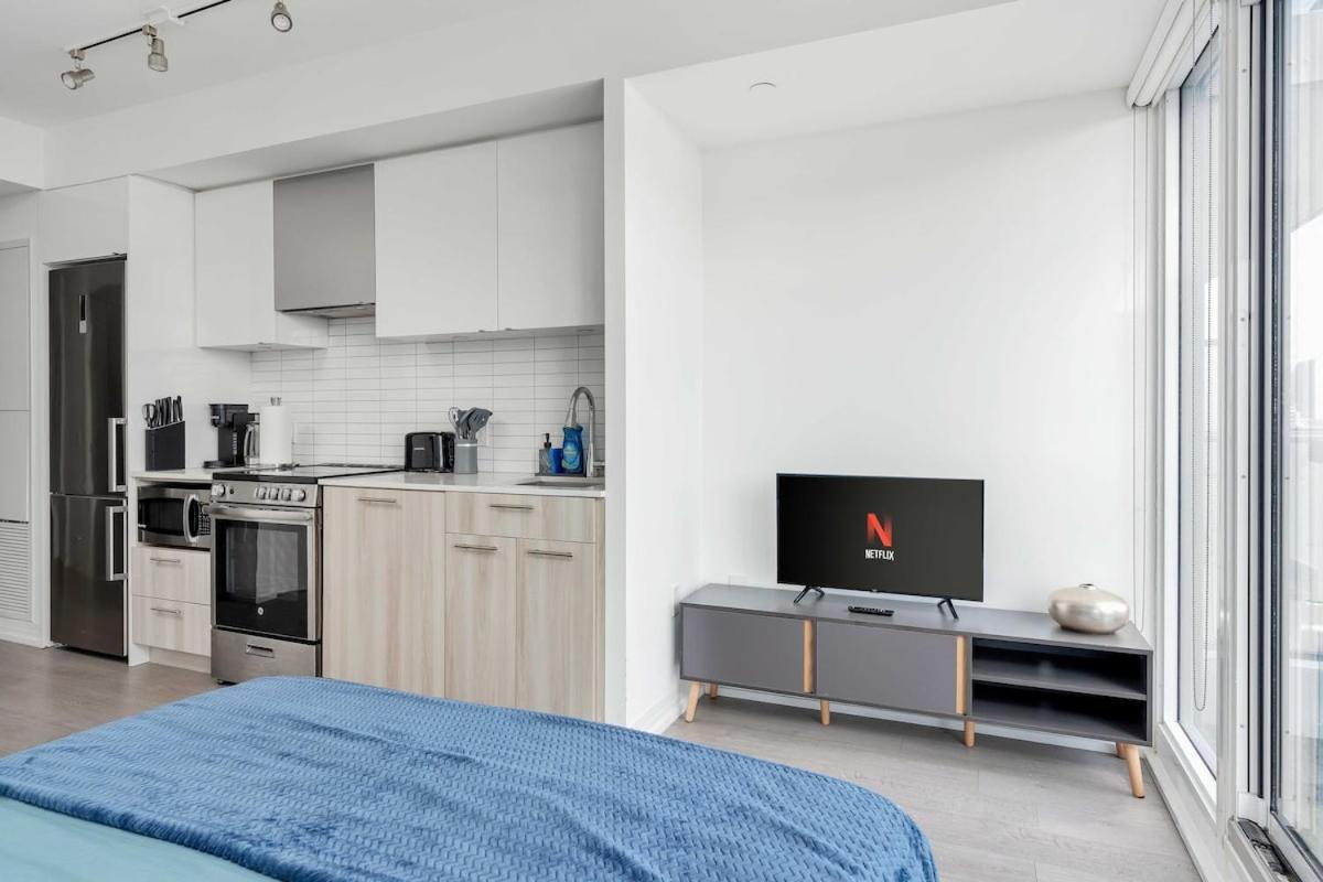 Lively Studio Condo Near Yonge & Dundas