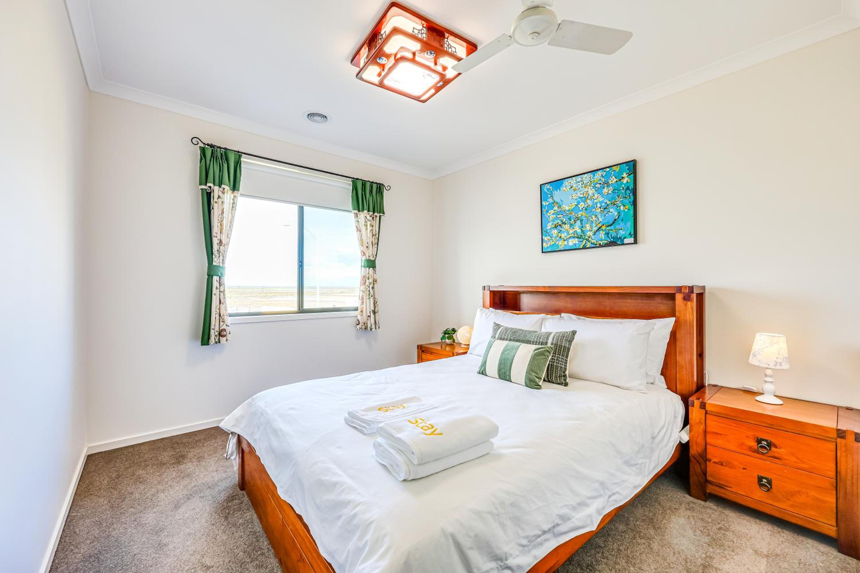 StayAU 5BR Idyllic Lakefront Escape Point Cook