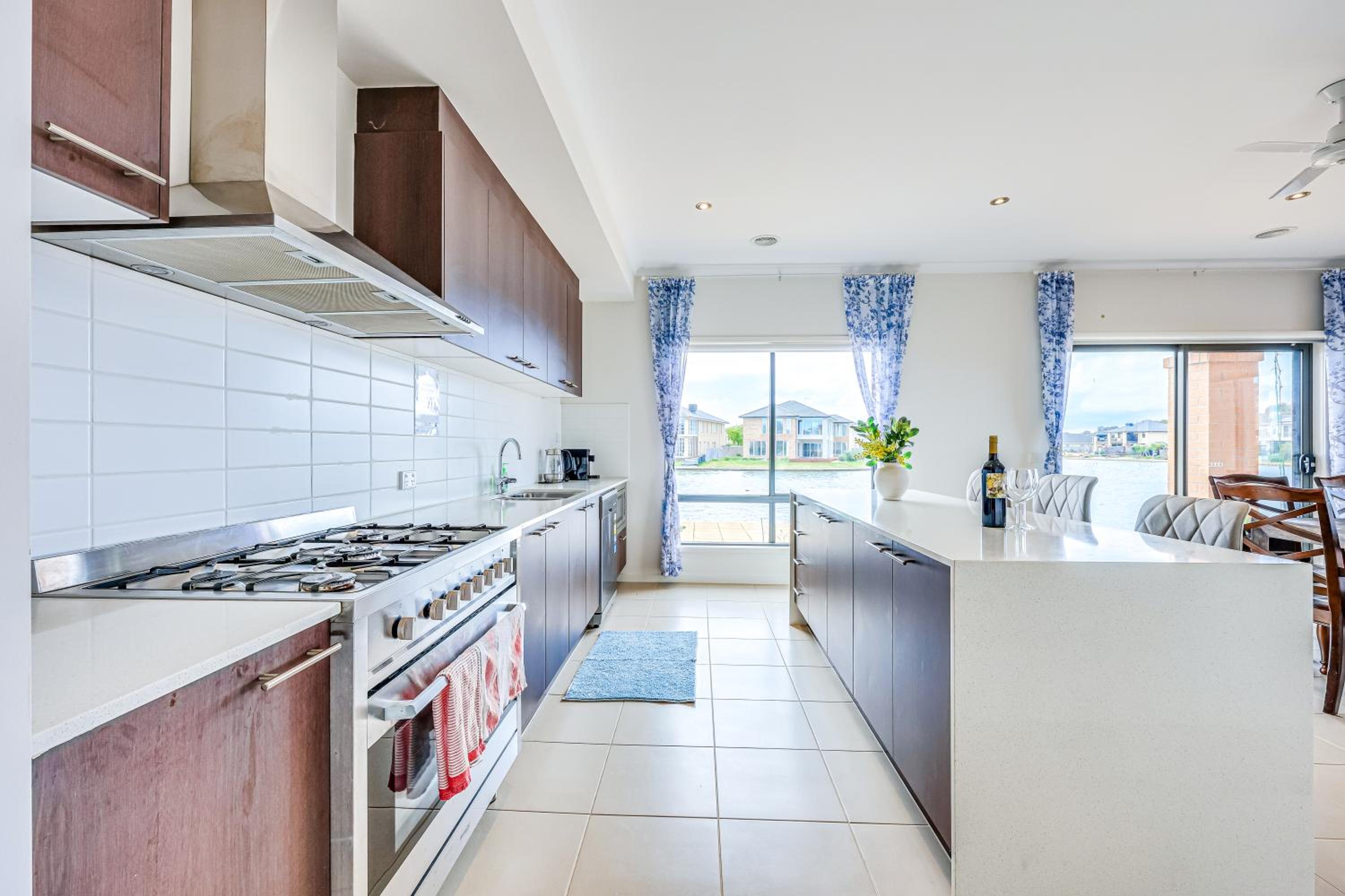StayAU 5BR Idyllic Lakefront Escape Point Cook