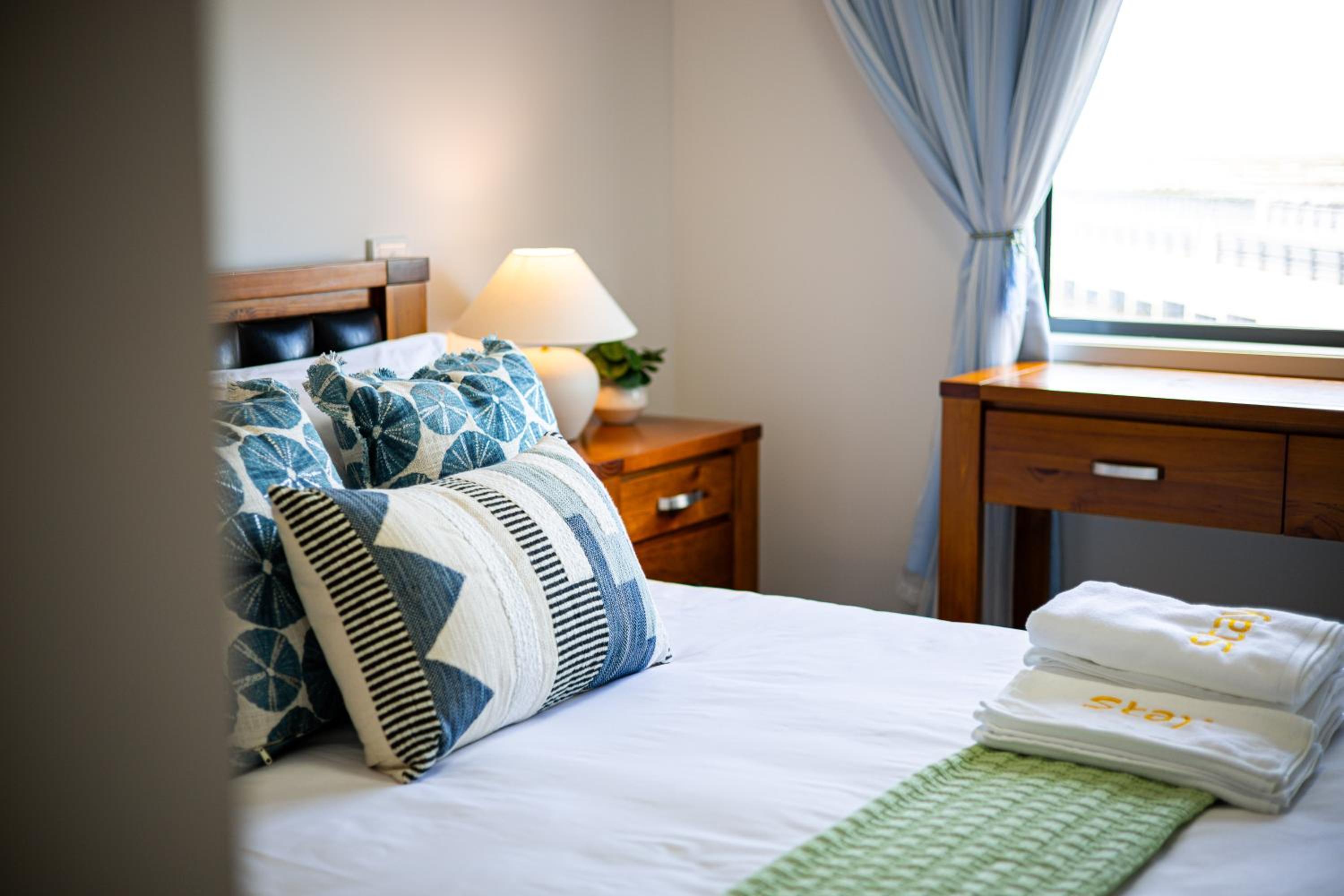 StayAU 5BR Idyllic Lakefront Escape Point Cook