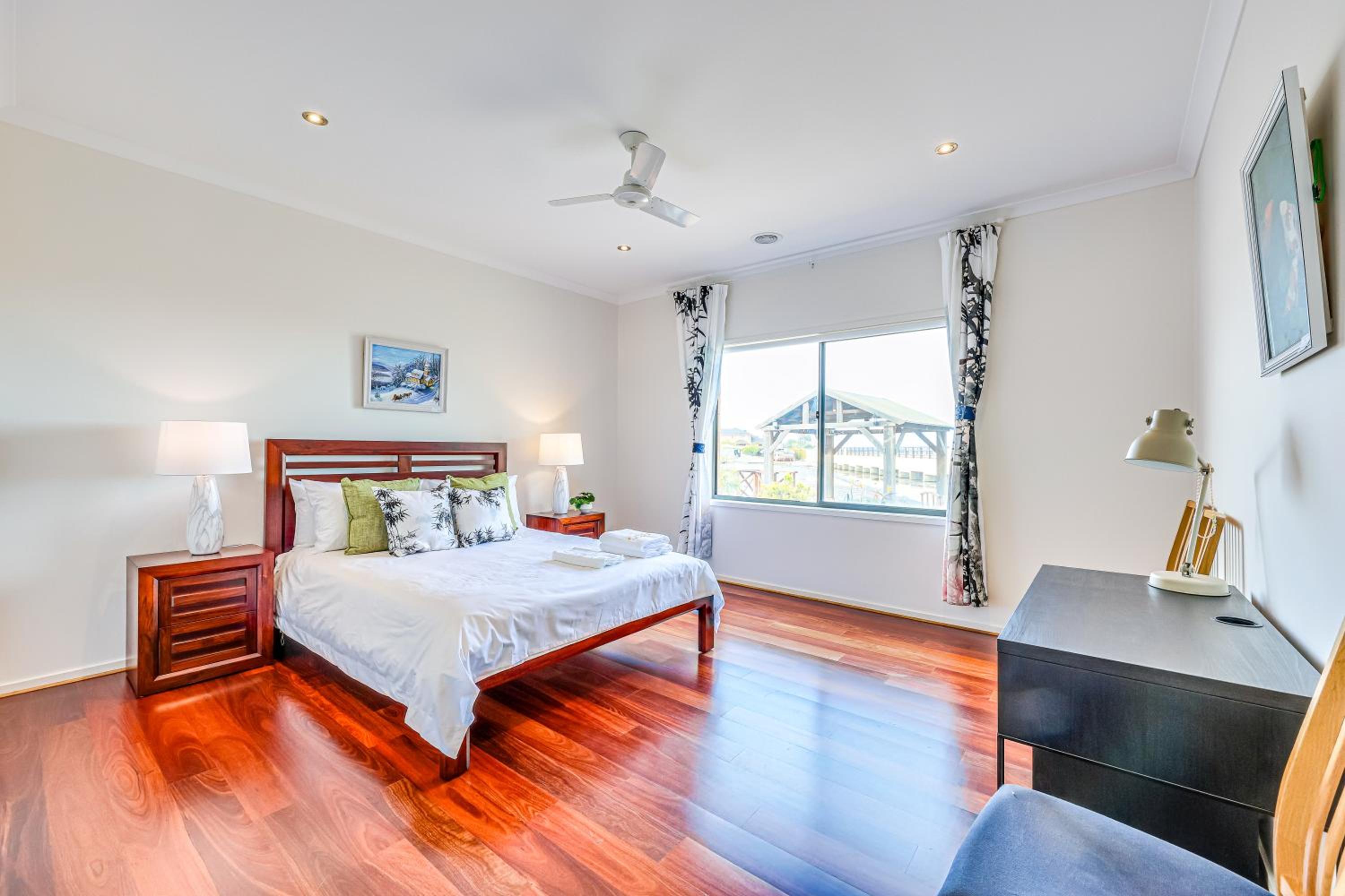StayAU 5BR Idyllic Lakefront Escape Point Cook
