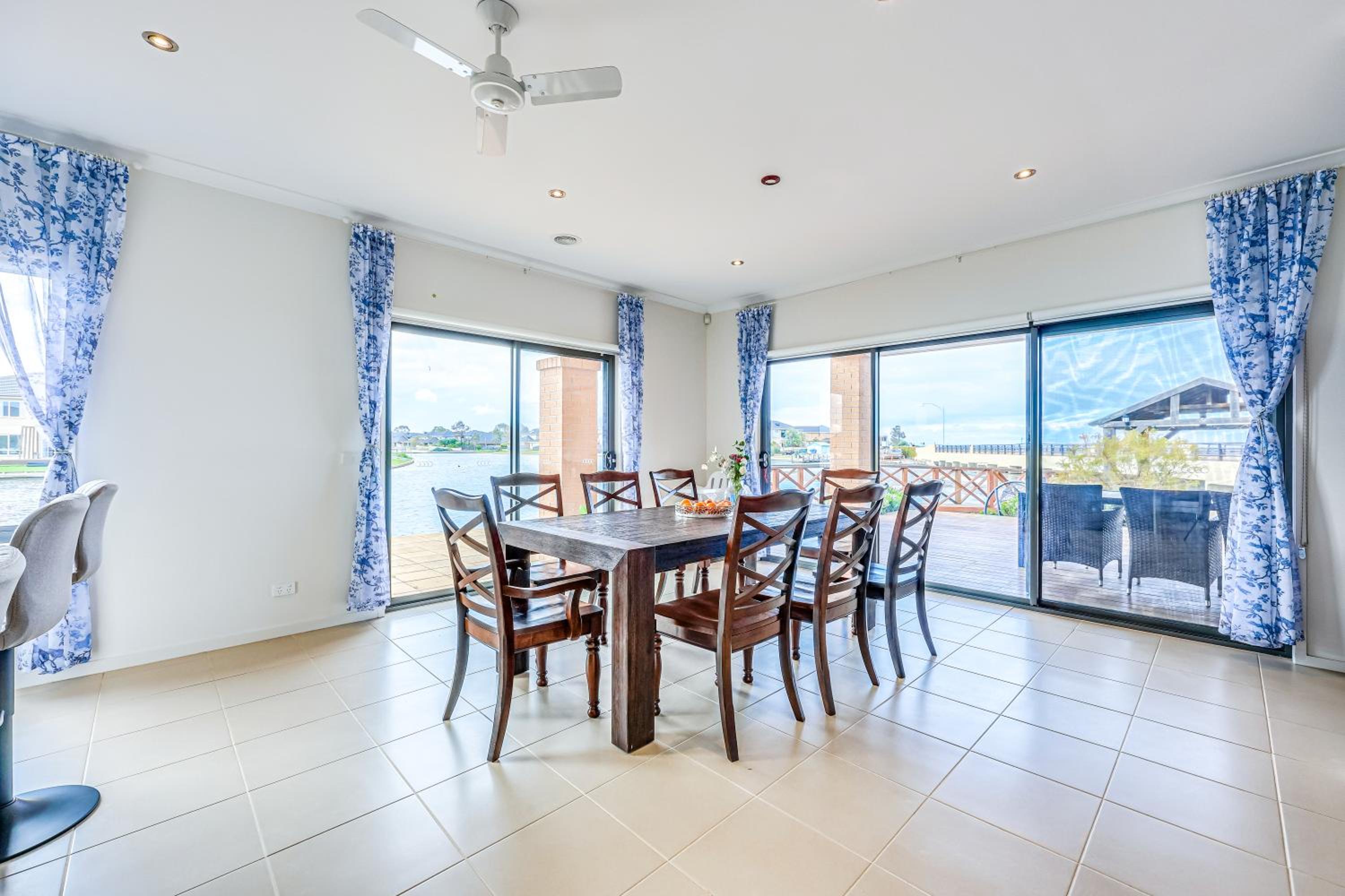 StayAU 5BR Idyllic Lakefront Escape Point Cook