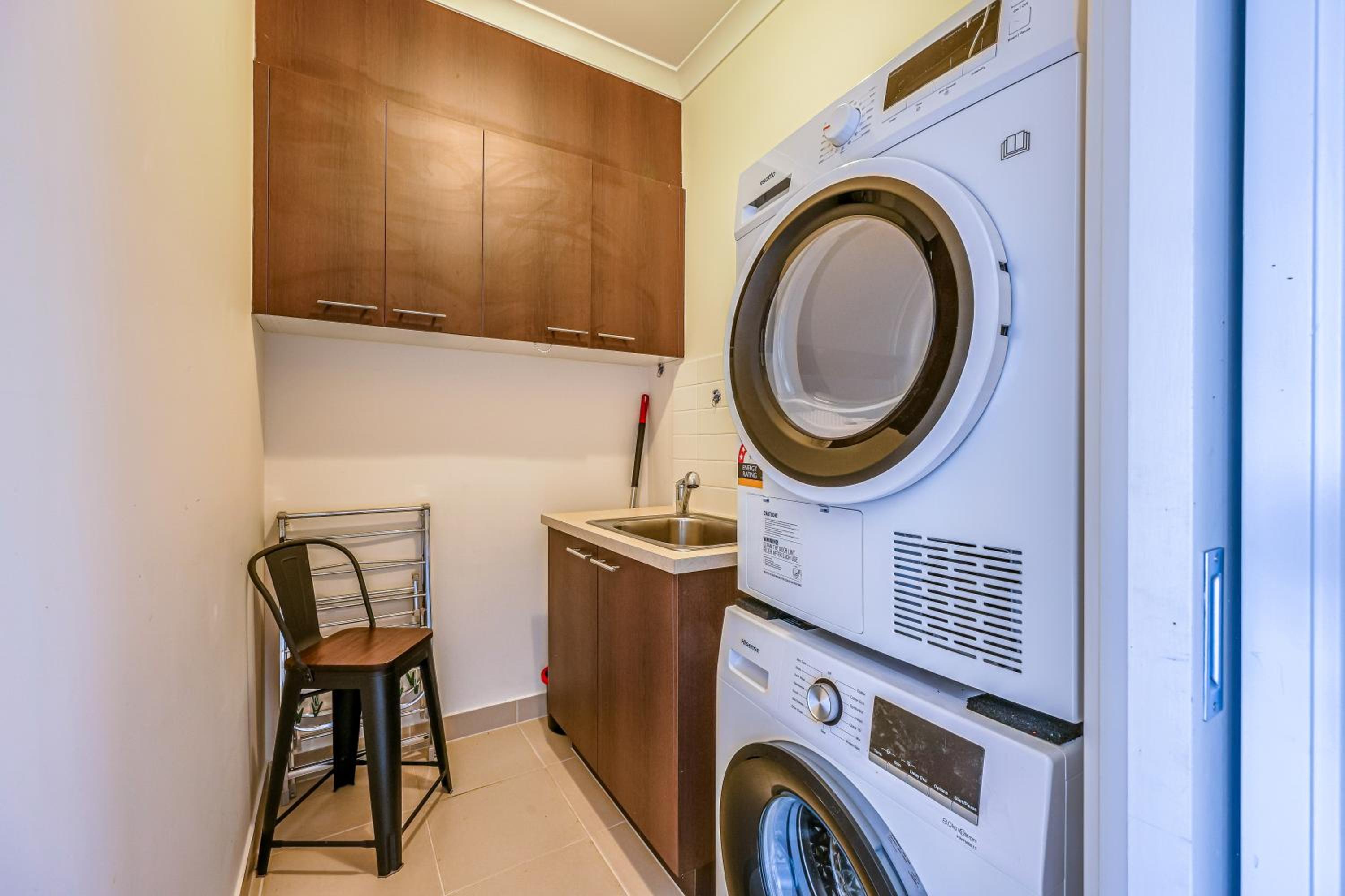 StayAU 5BR Idyllic Lakefront Escape Point Cook