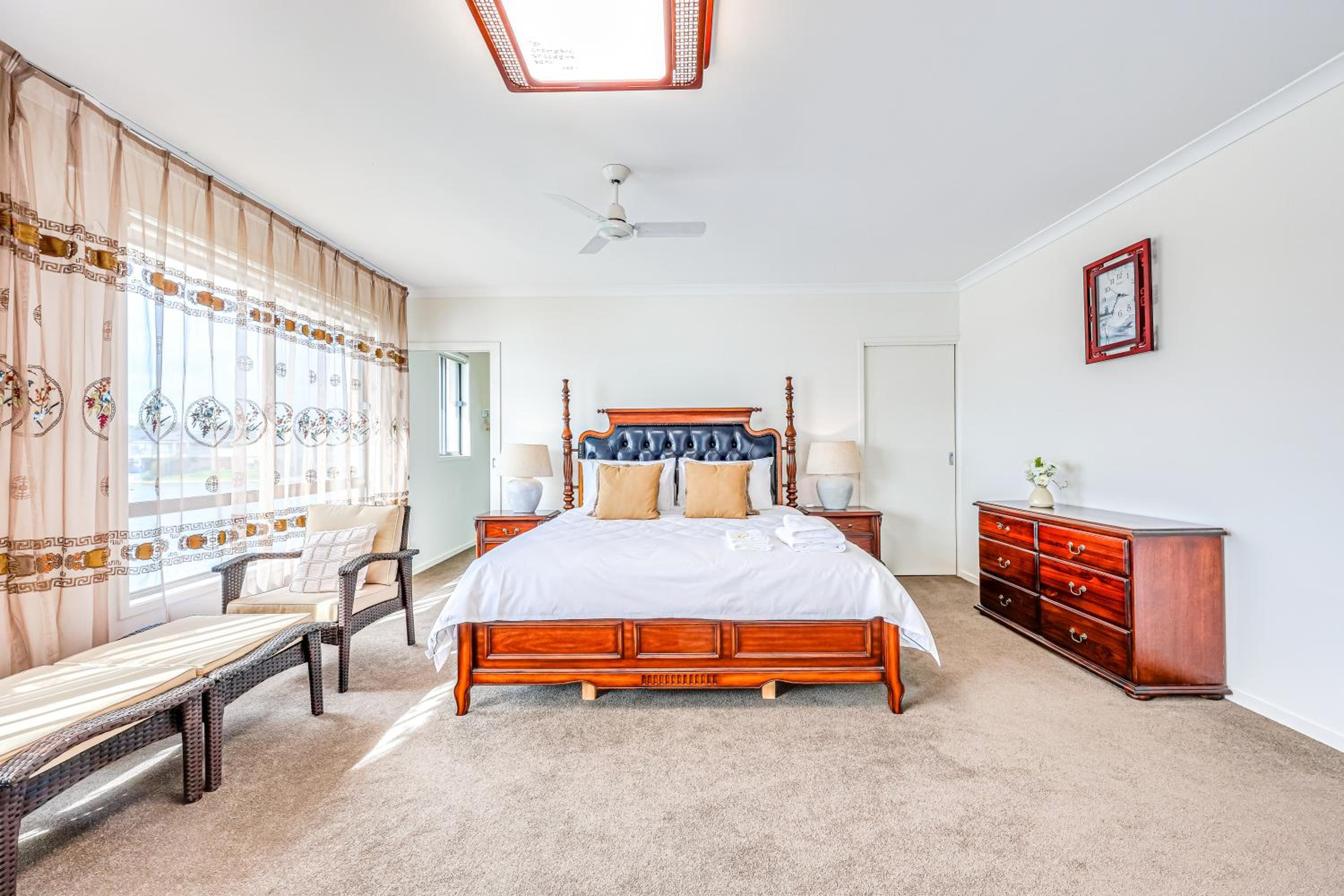 StayAU 5BR Idyllic Lakefront Escape Point Cook