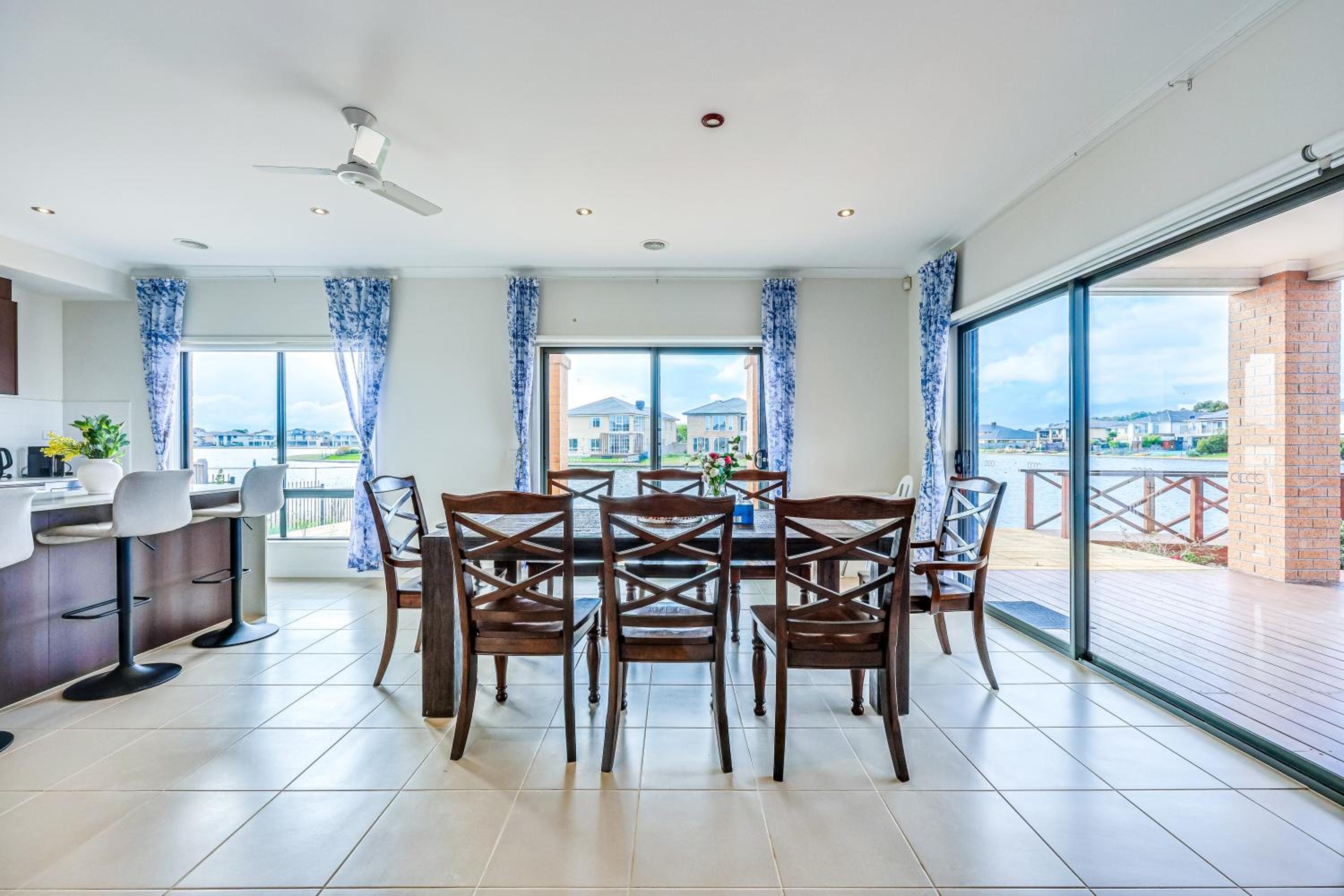 StayAU 5BR Idyllic Lakefront Escape Point Cook
