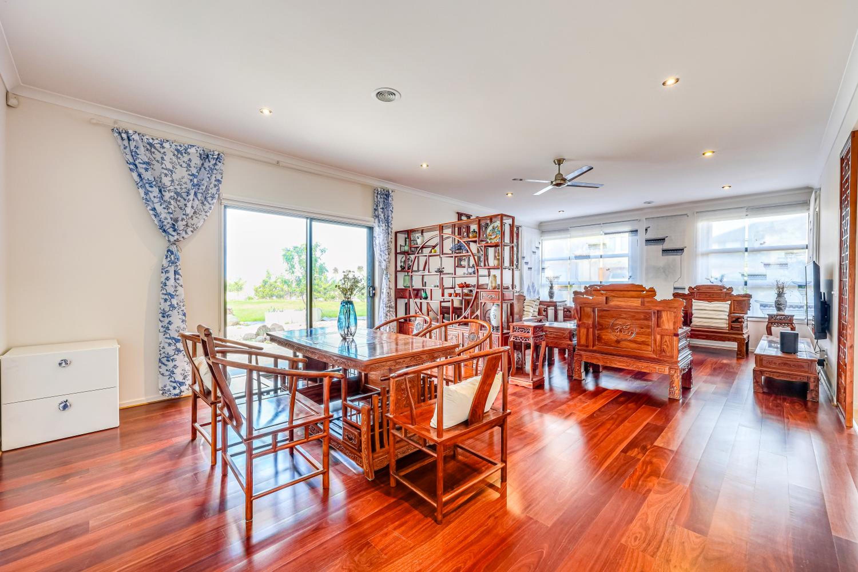StayAU 5BR Idyllic Lakefront Escape Point Cook