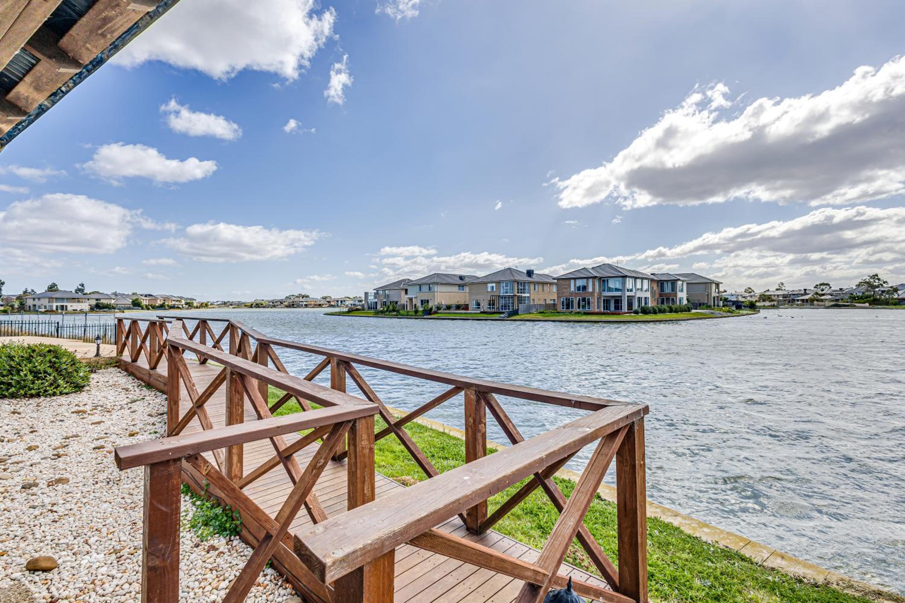 StayAU 5BR Idyllic Lakefront Escape Point Cook
