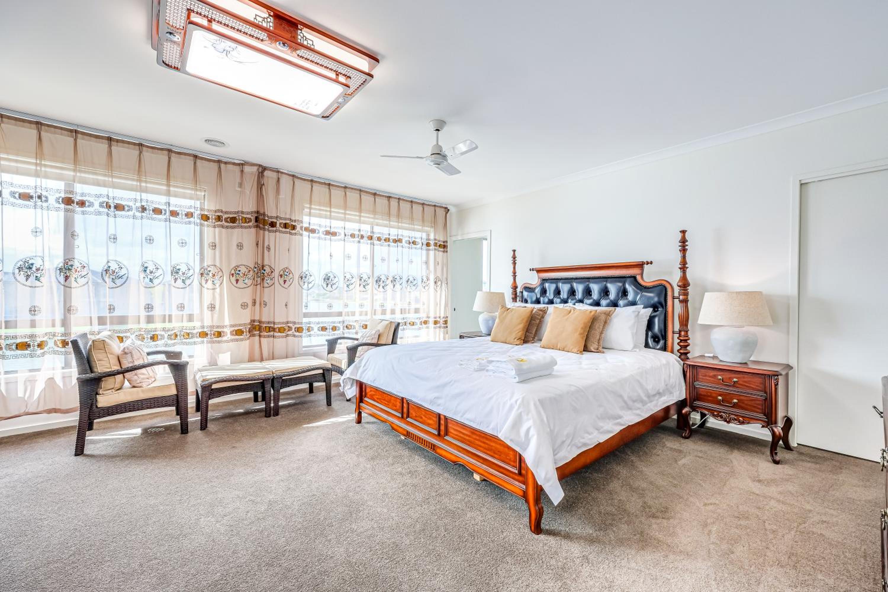 StayAU 5BR Idyllic Lakefront Escape Point Cook