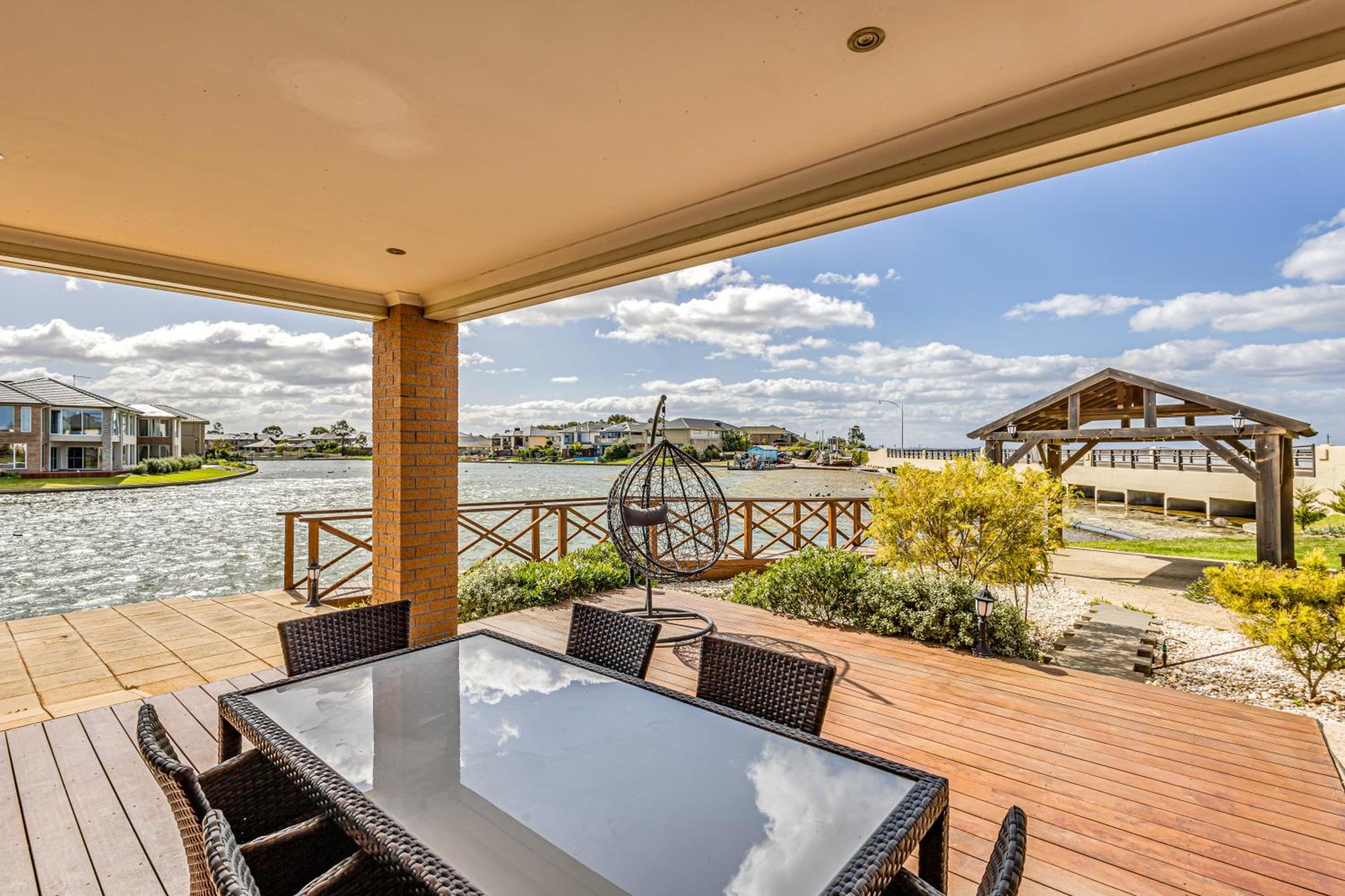 StayAU 5BR Idyllic Lakefront Escape Point Cook