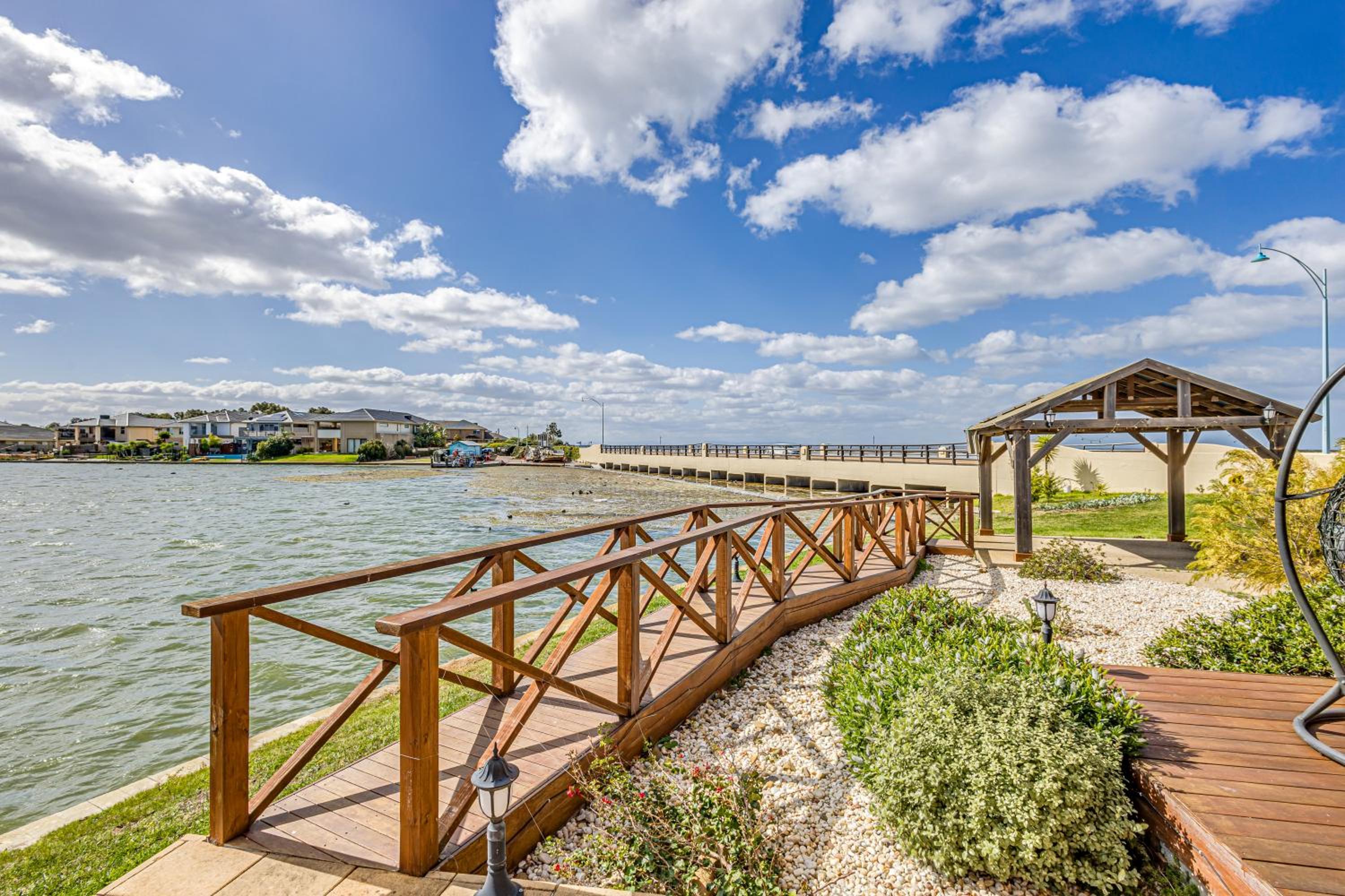 StayAU 5BR Idyllic Lakefront Escape Point Cook