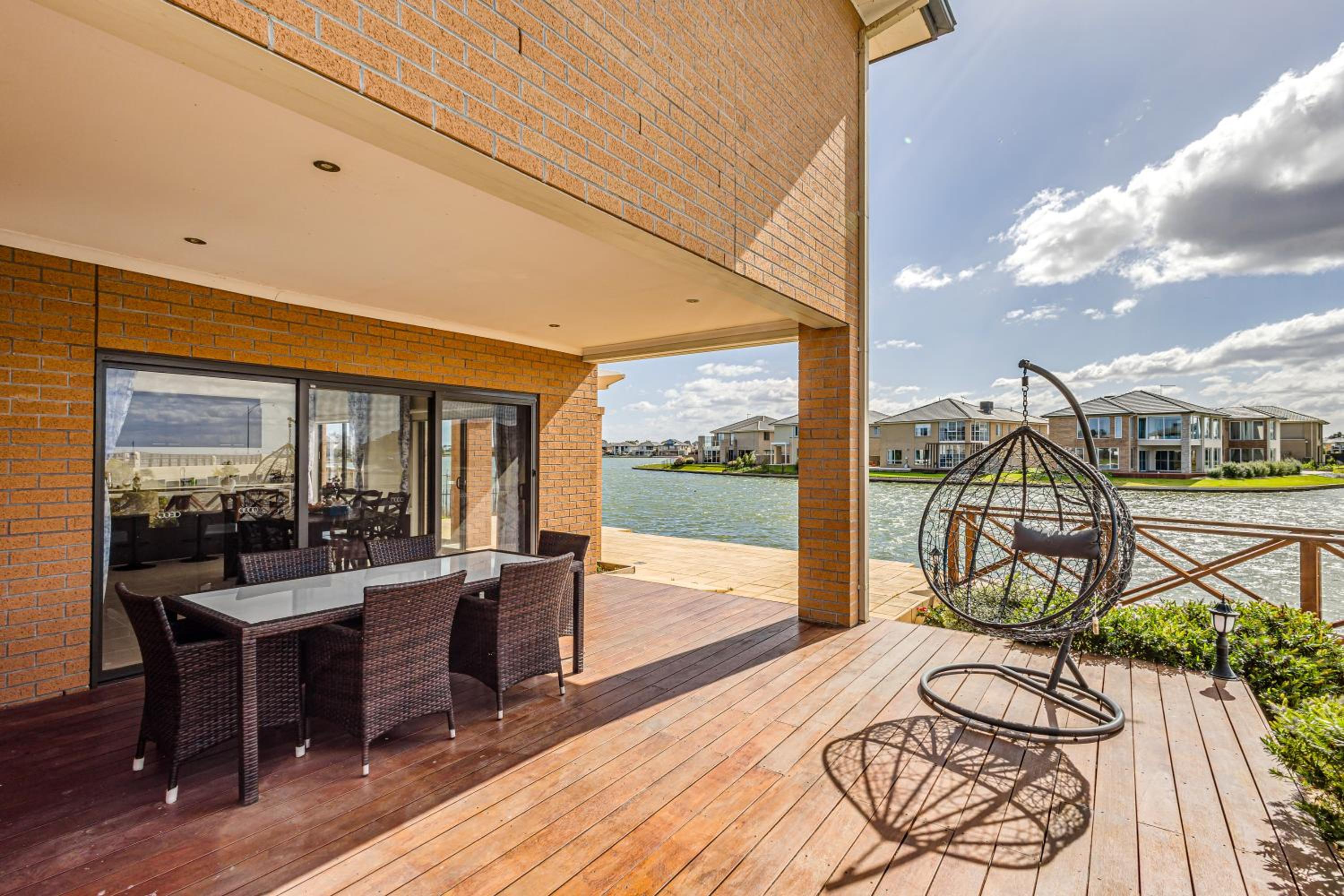 StayAU 5BR Idyllic Lakefront Escape Point Cook