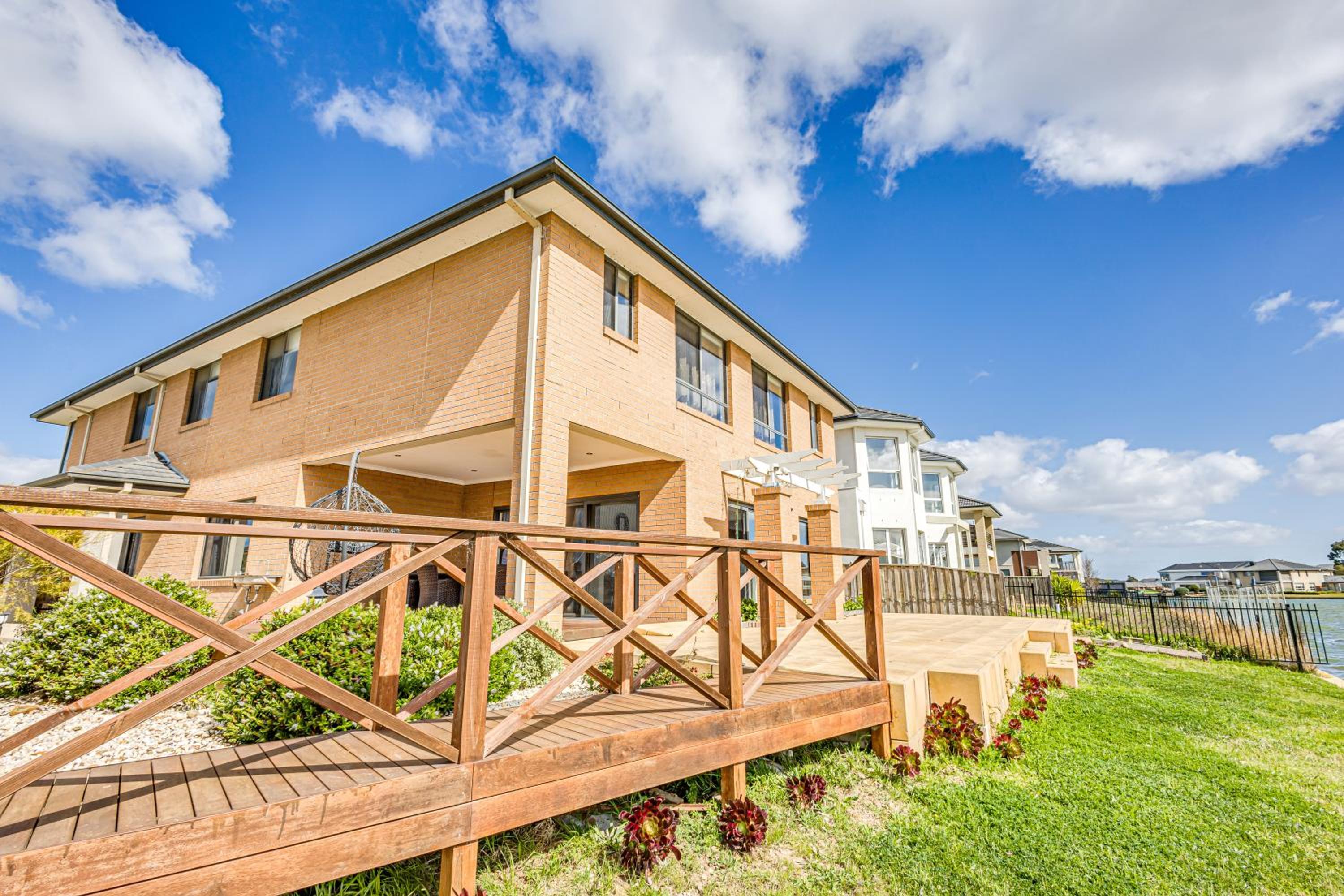 StayAU 5BR Idyllic Lakefront Escape Point Cook