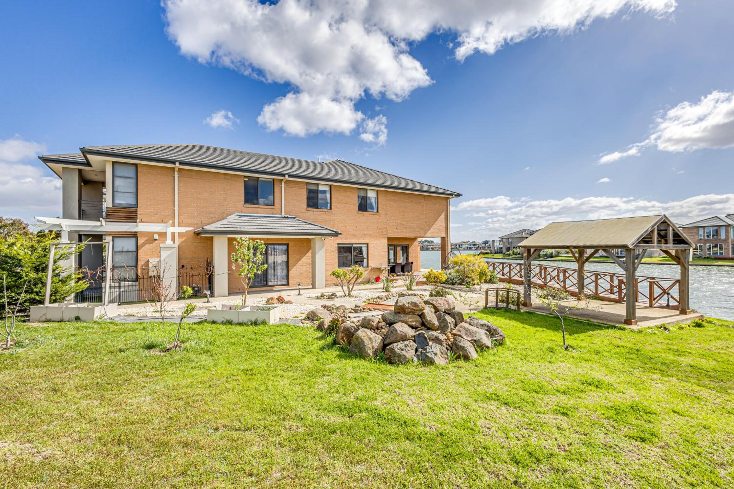 StayAU 5BR Idyllic Lakefront Escape Point Cook