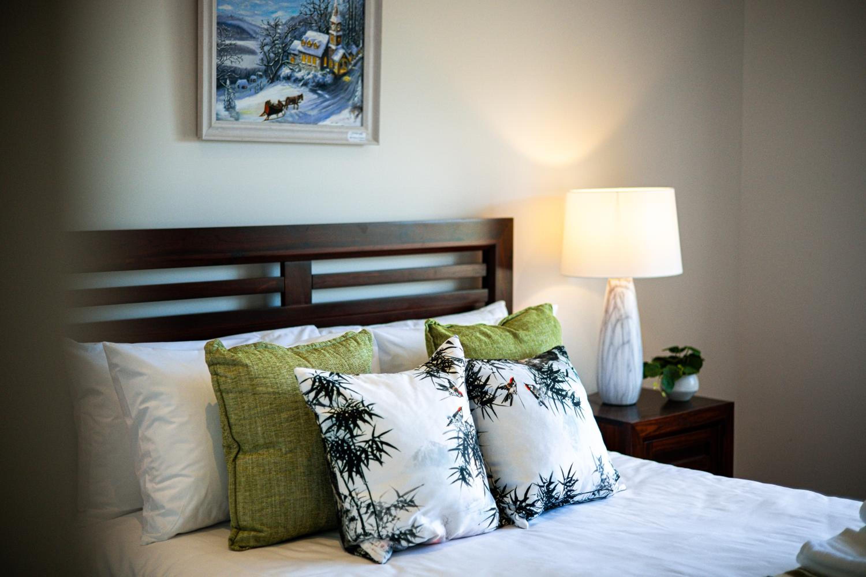 StayAU 5BR Idyllic Lakefront Escape Point Cook