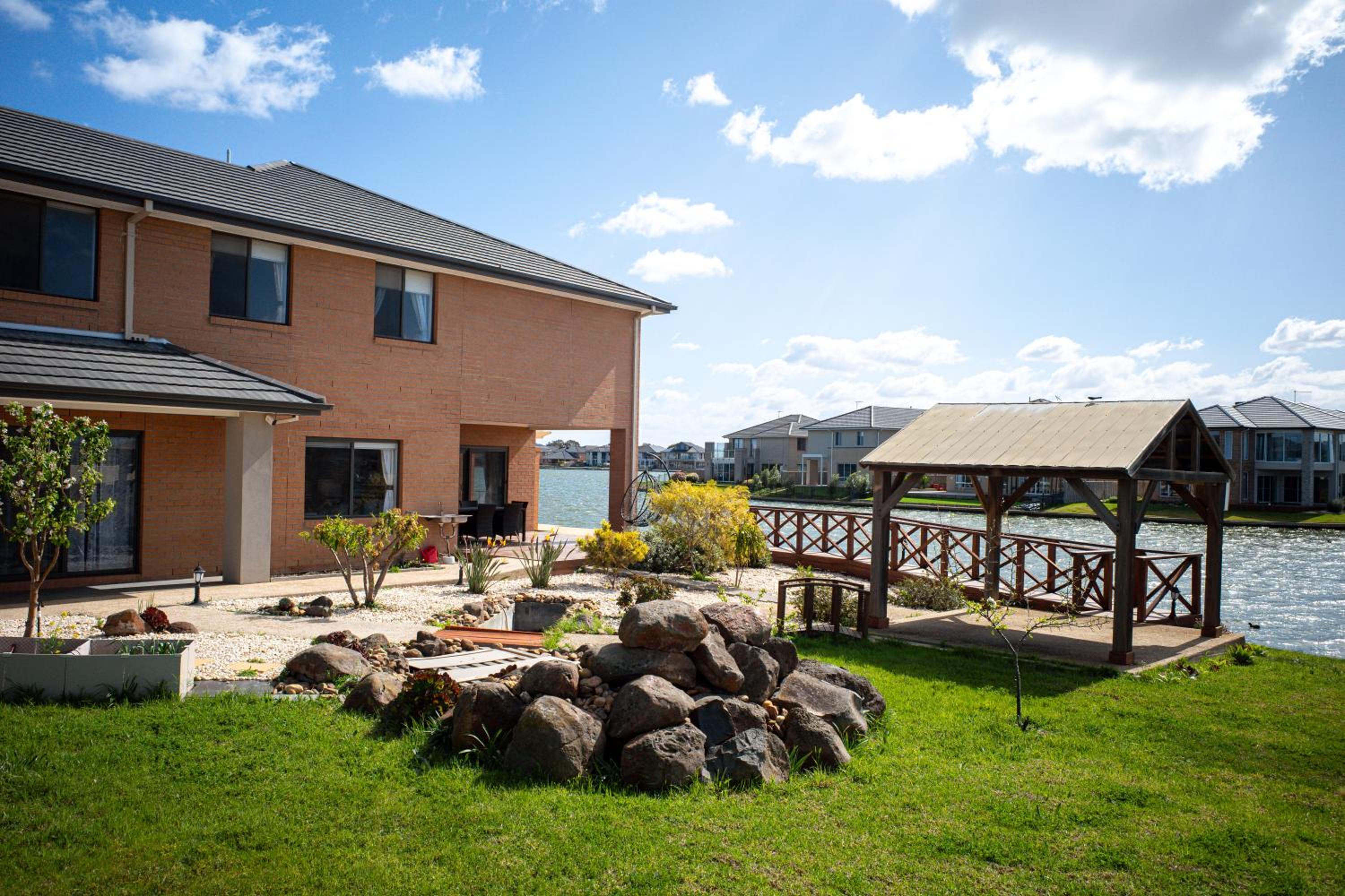 StayAU 5BR Idyllic Lakefront Escape Point Cook