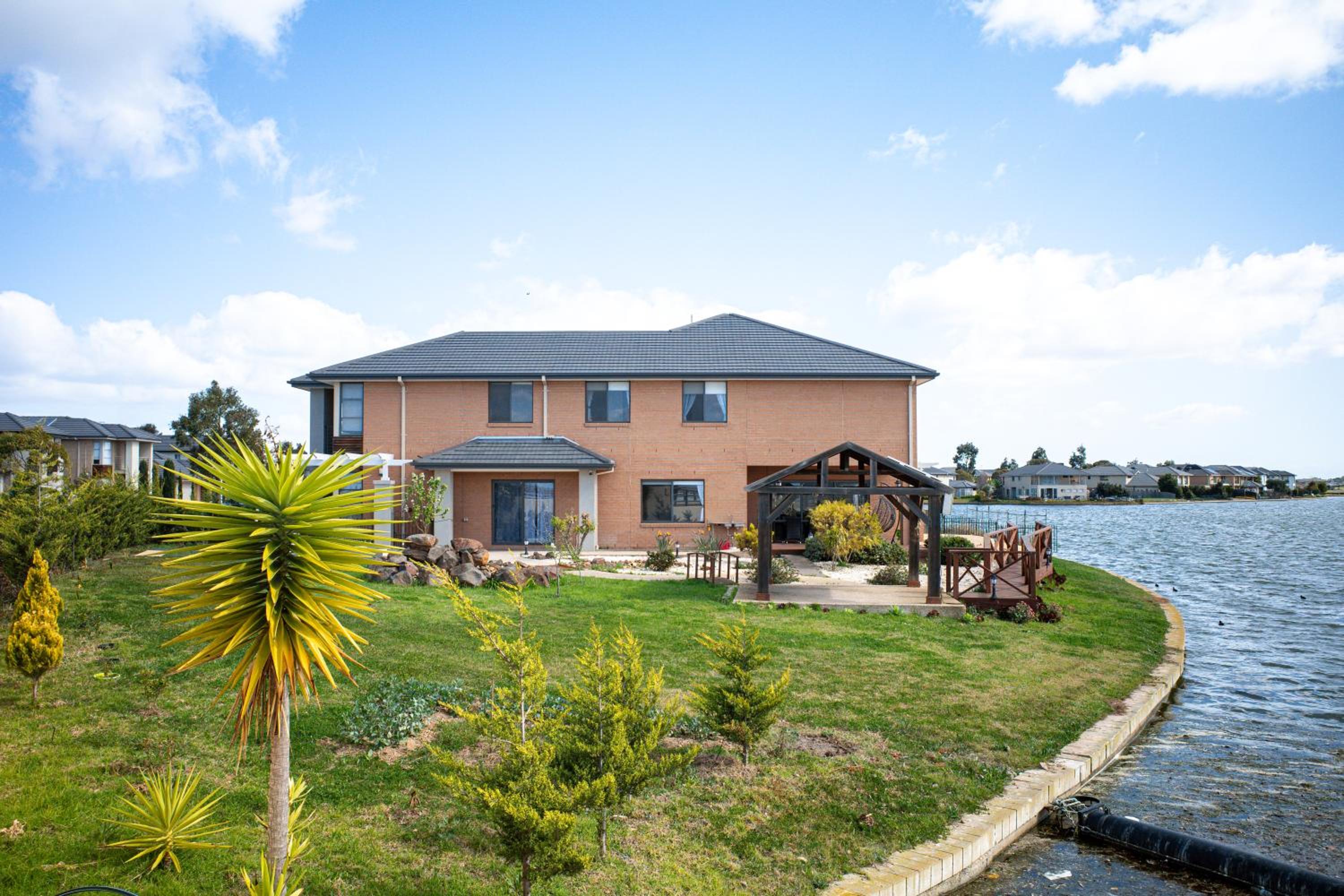 StayAU 5BR Idyllic Lakefront Escape Point Cook