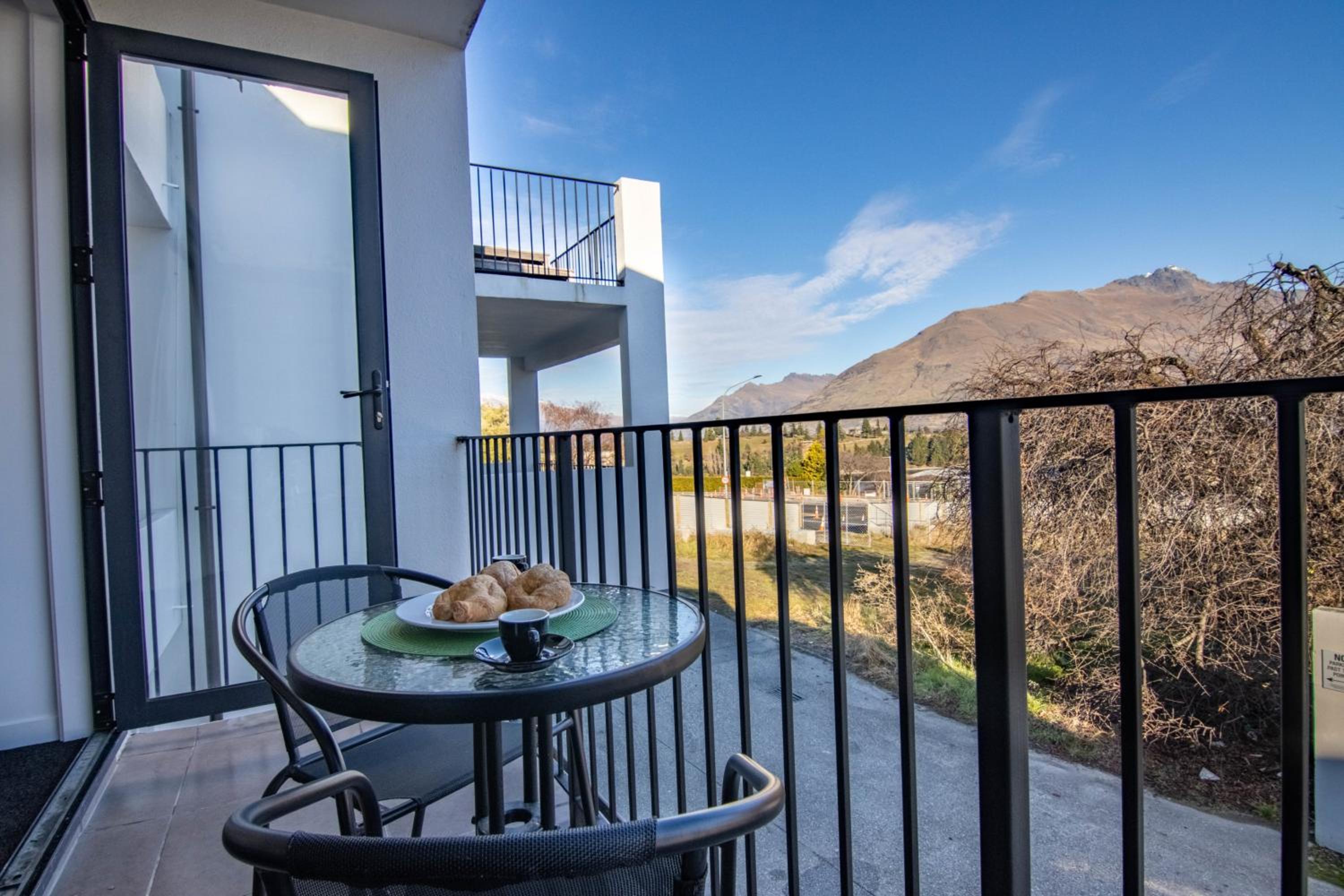 Spacious Central Executive 4 Bedroom Apartment view 2